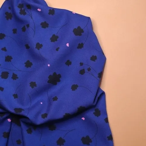 Viscose twill crêpe kobalt blauw met bloemen print - Mind The Maker