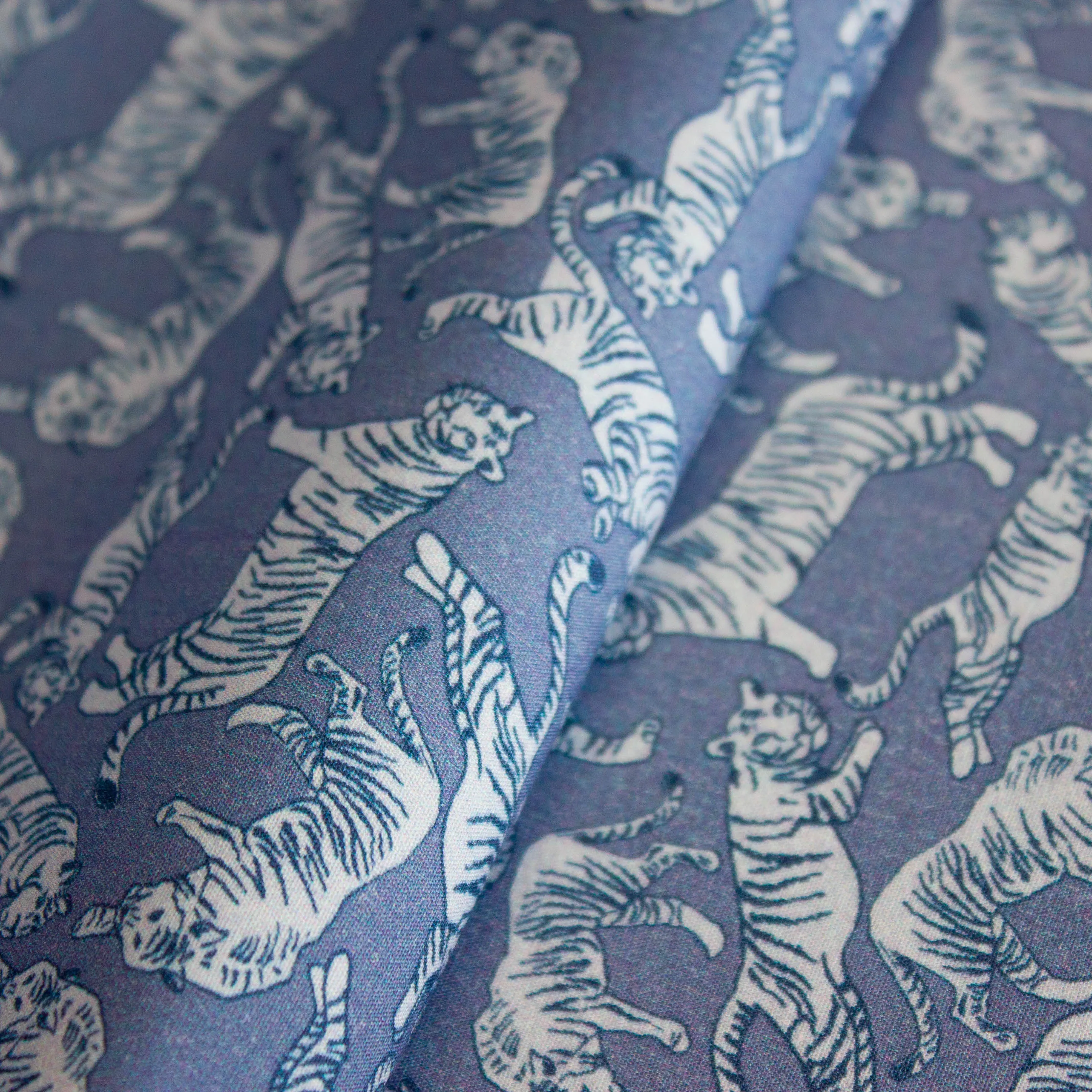 Katoen blauw met witte tijgers