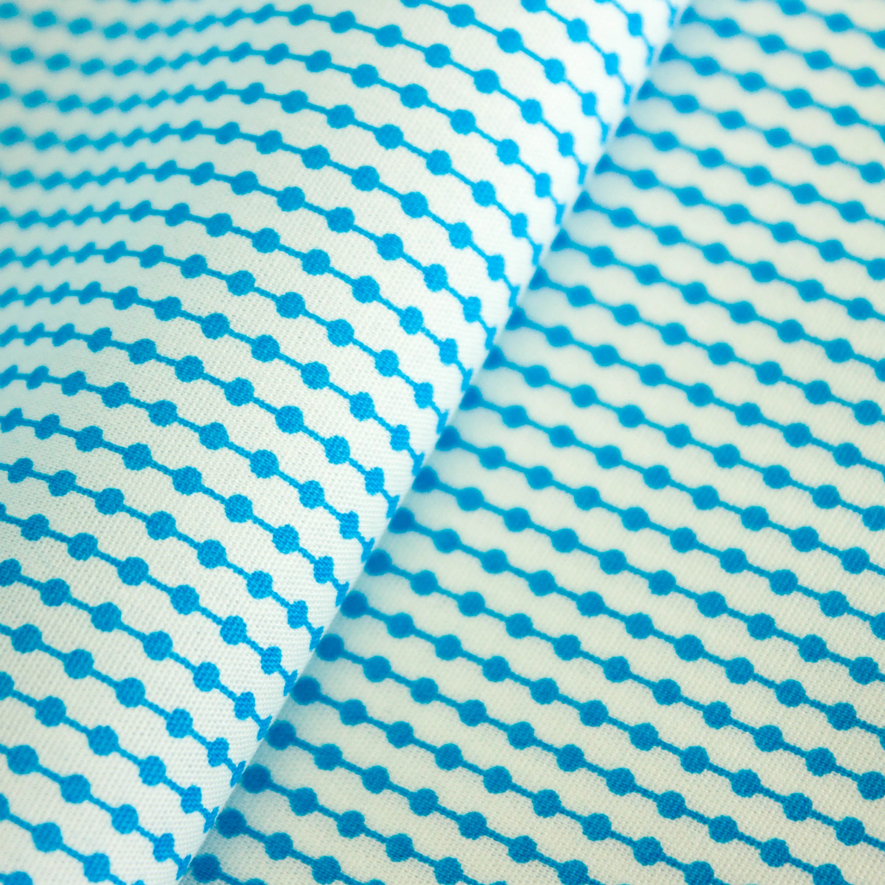 Katoen wit met blauw patroon