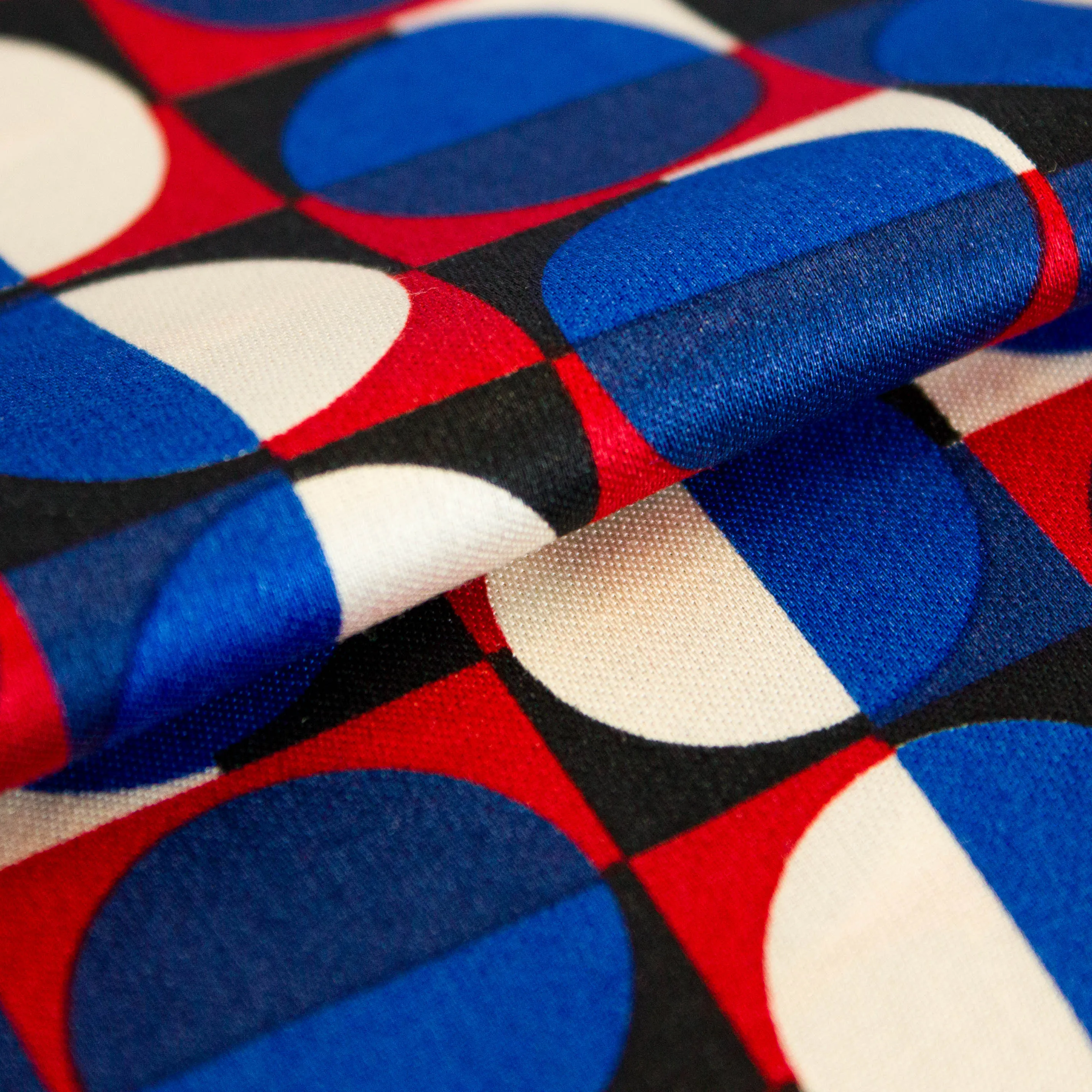 Viscose satijn blauw / rood met abstract motief