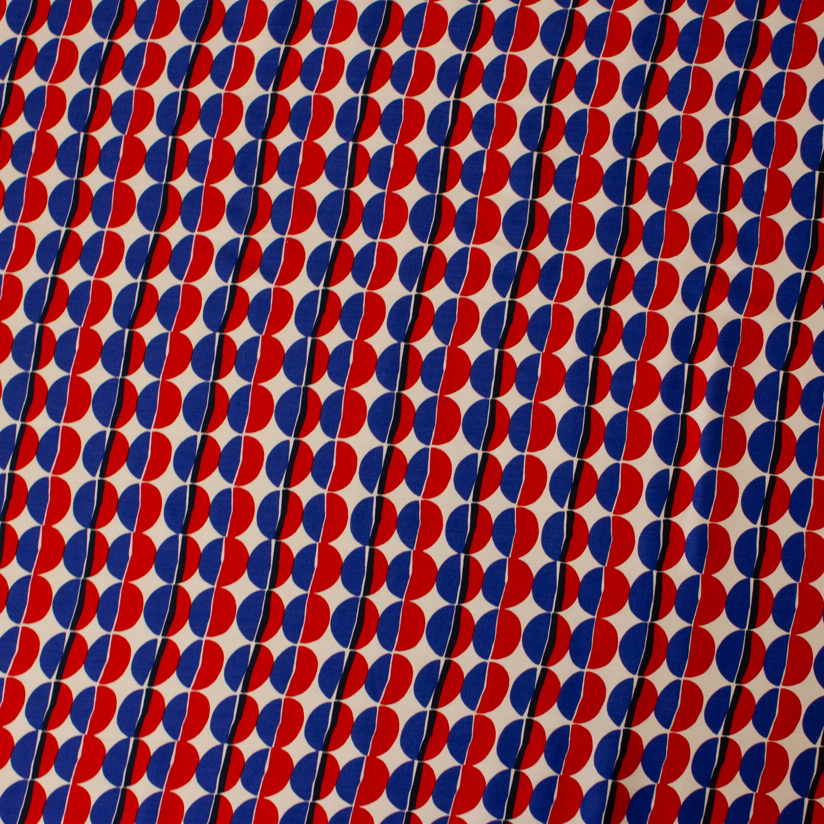 Viscose satijn rood / blauw met abstract motief