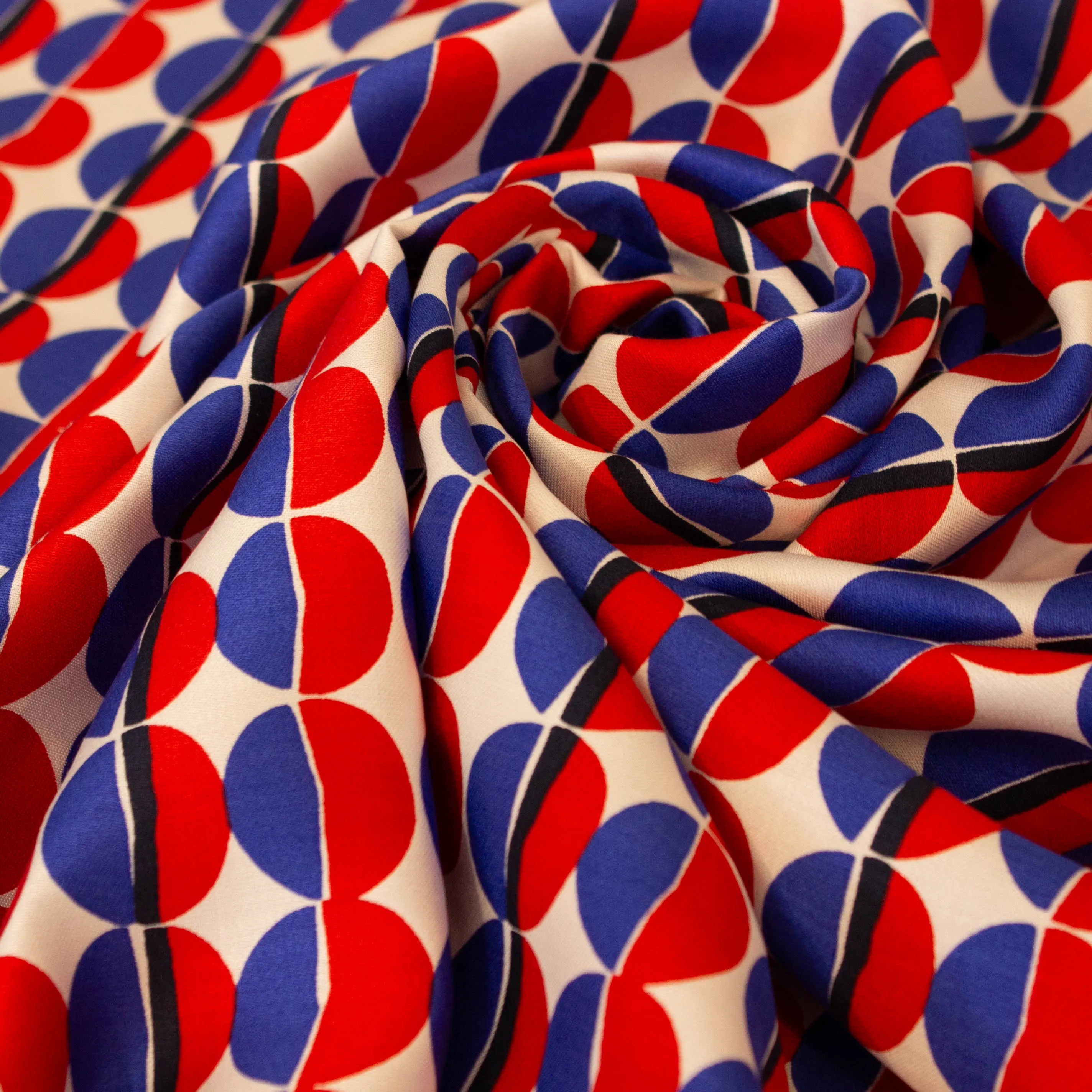 Viscose satijn rood / blauw met abstract motief