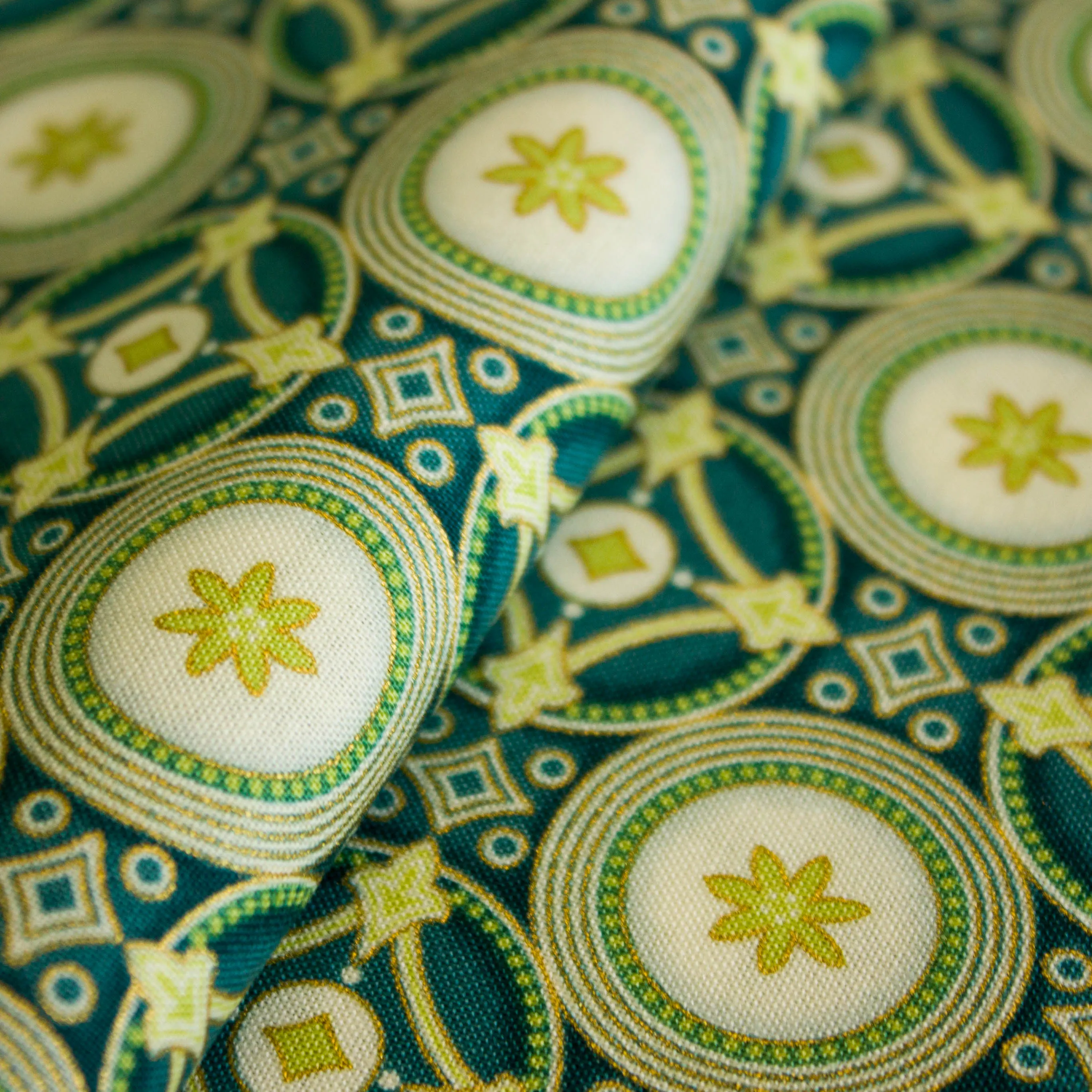 Katoen blauw met groen abstract motief