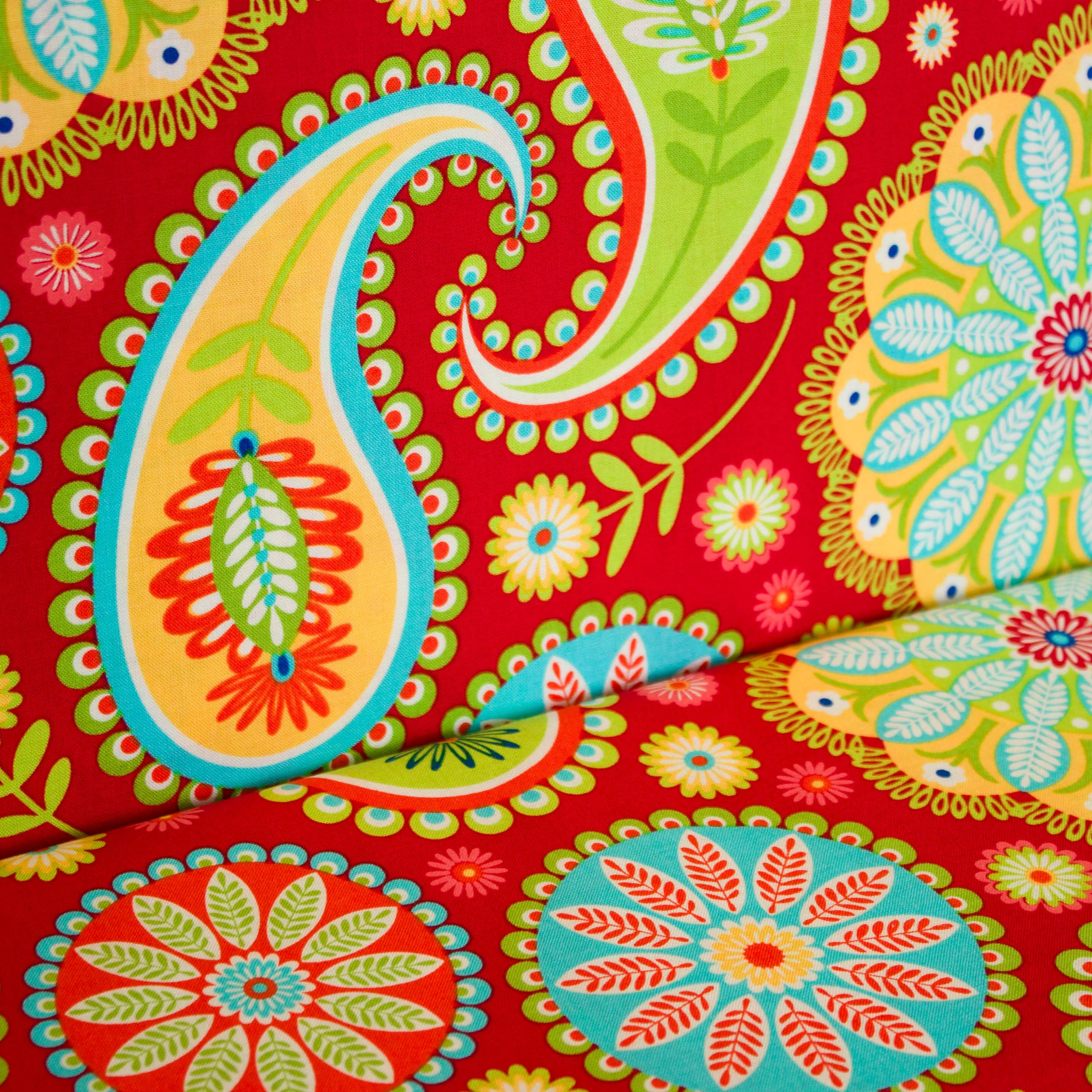 Katoen rood met paisley motief