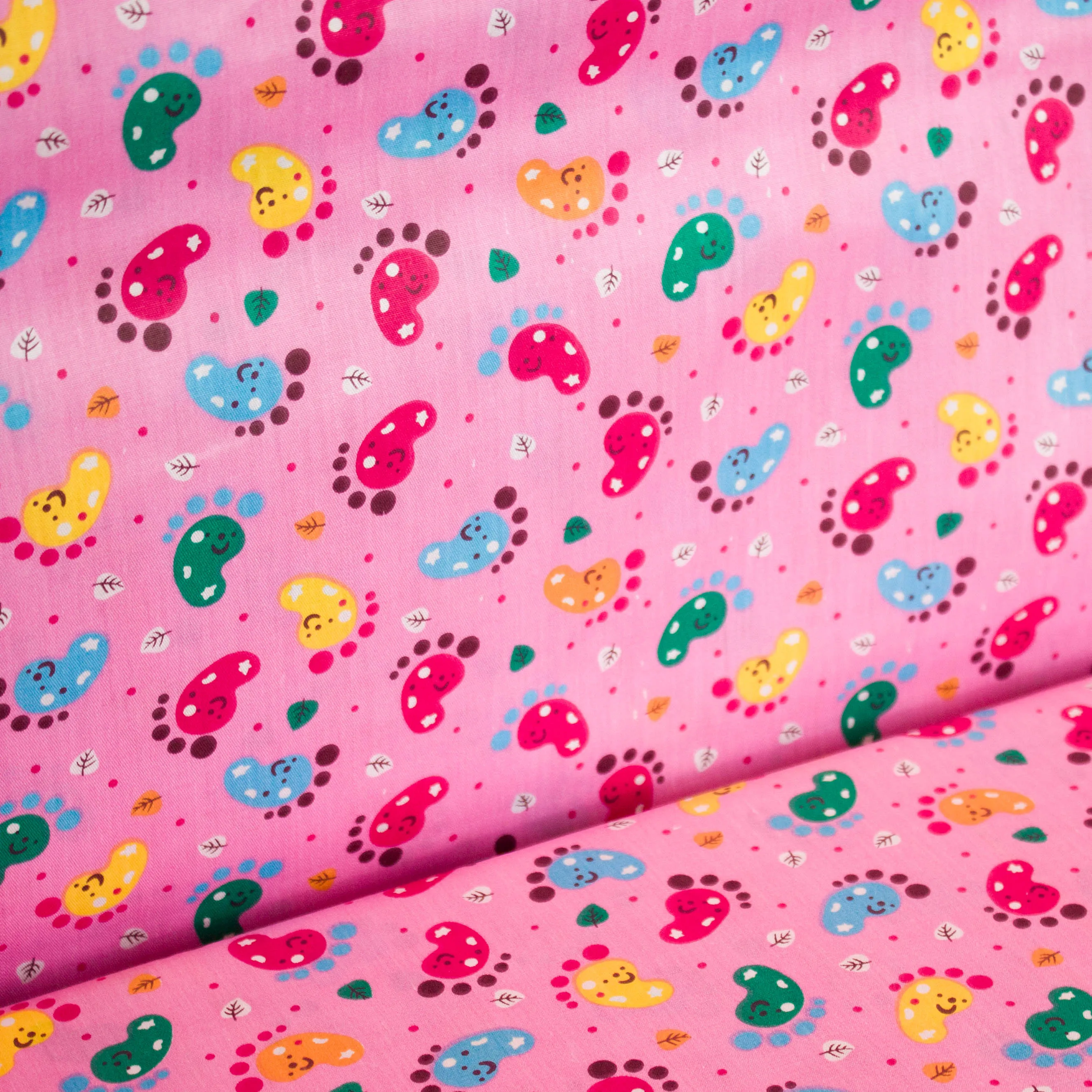 Katoen roze met voetprinten
