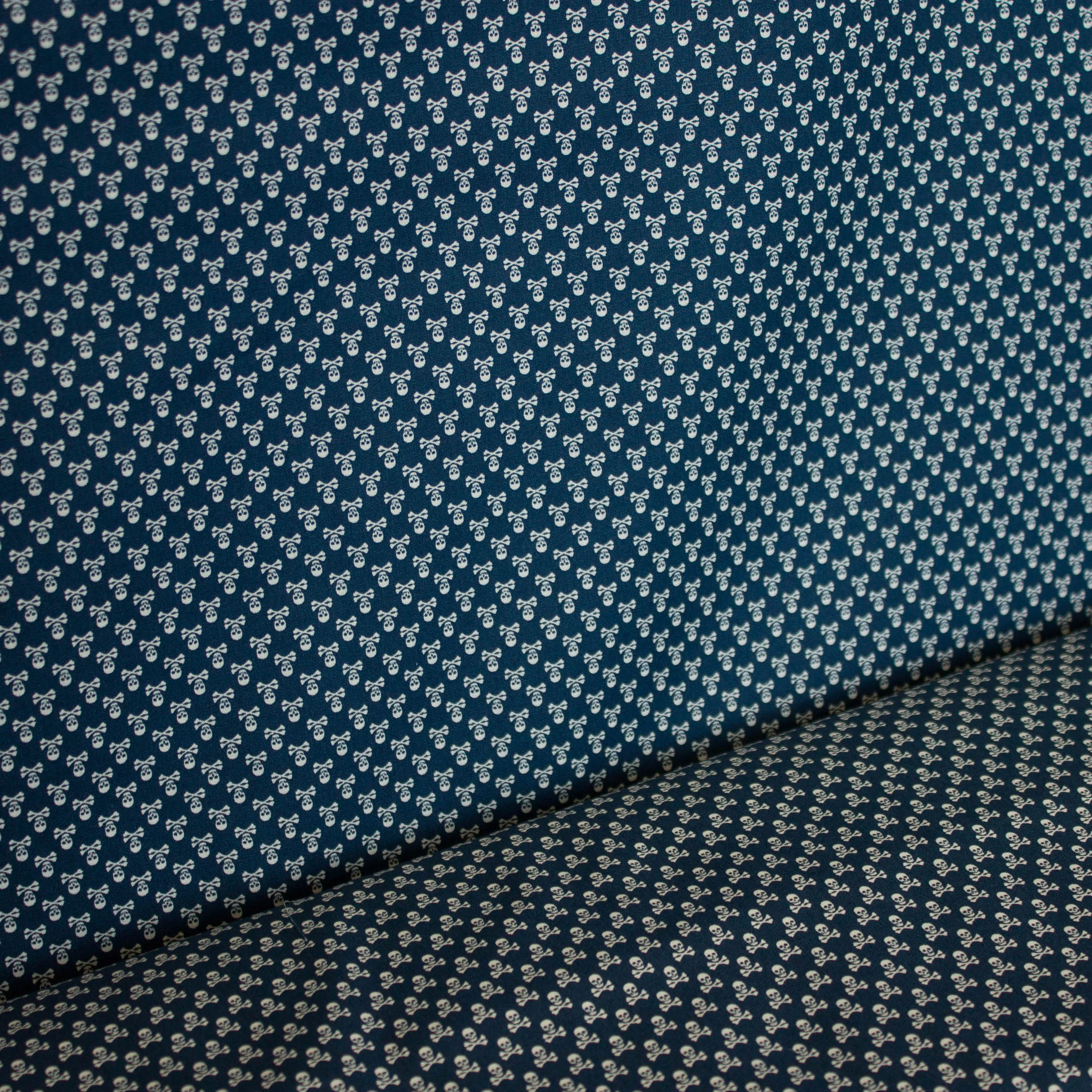Katoen blauw met kleine doodshoofden