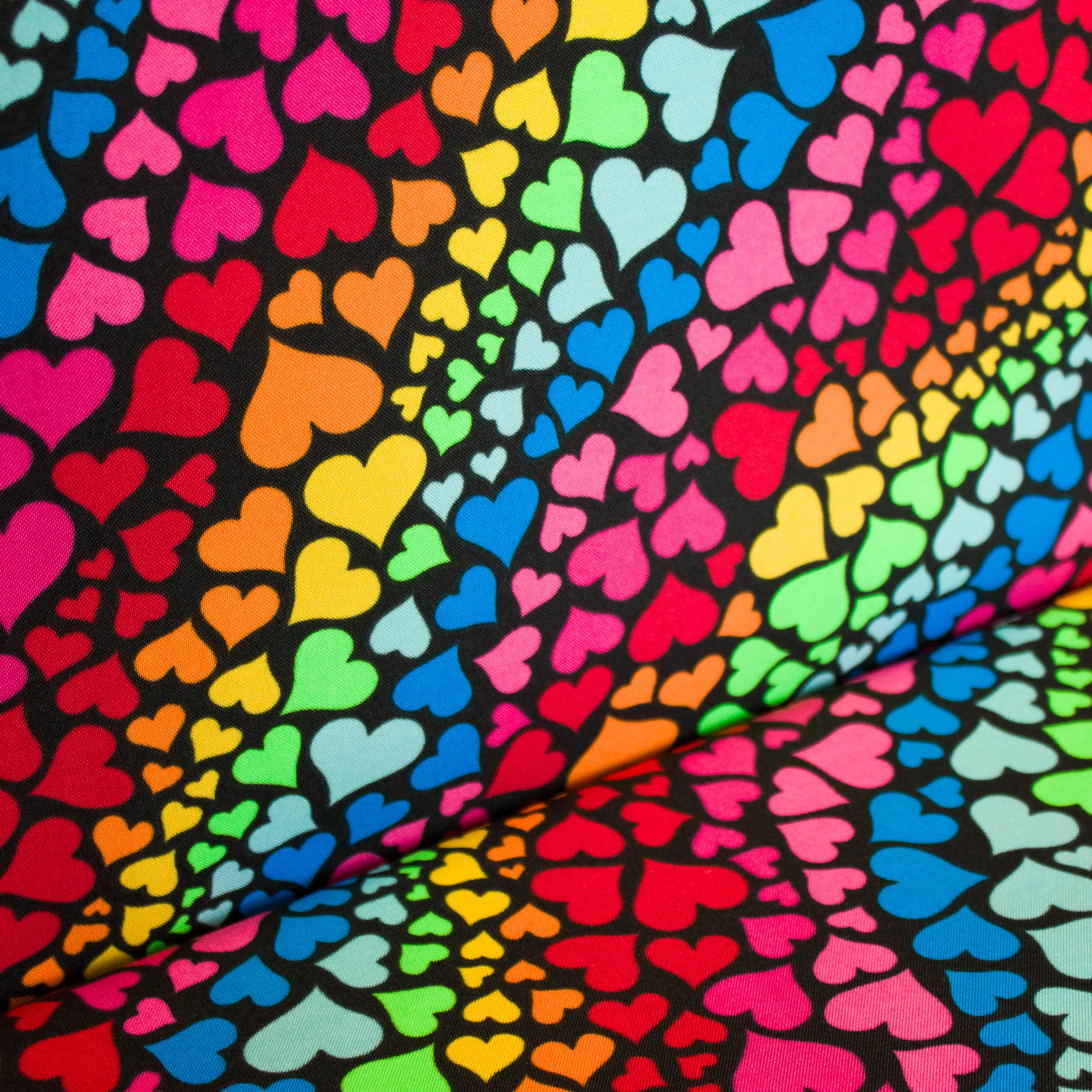 Polyester met hartjes in regenboogkleuren