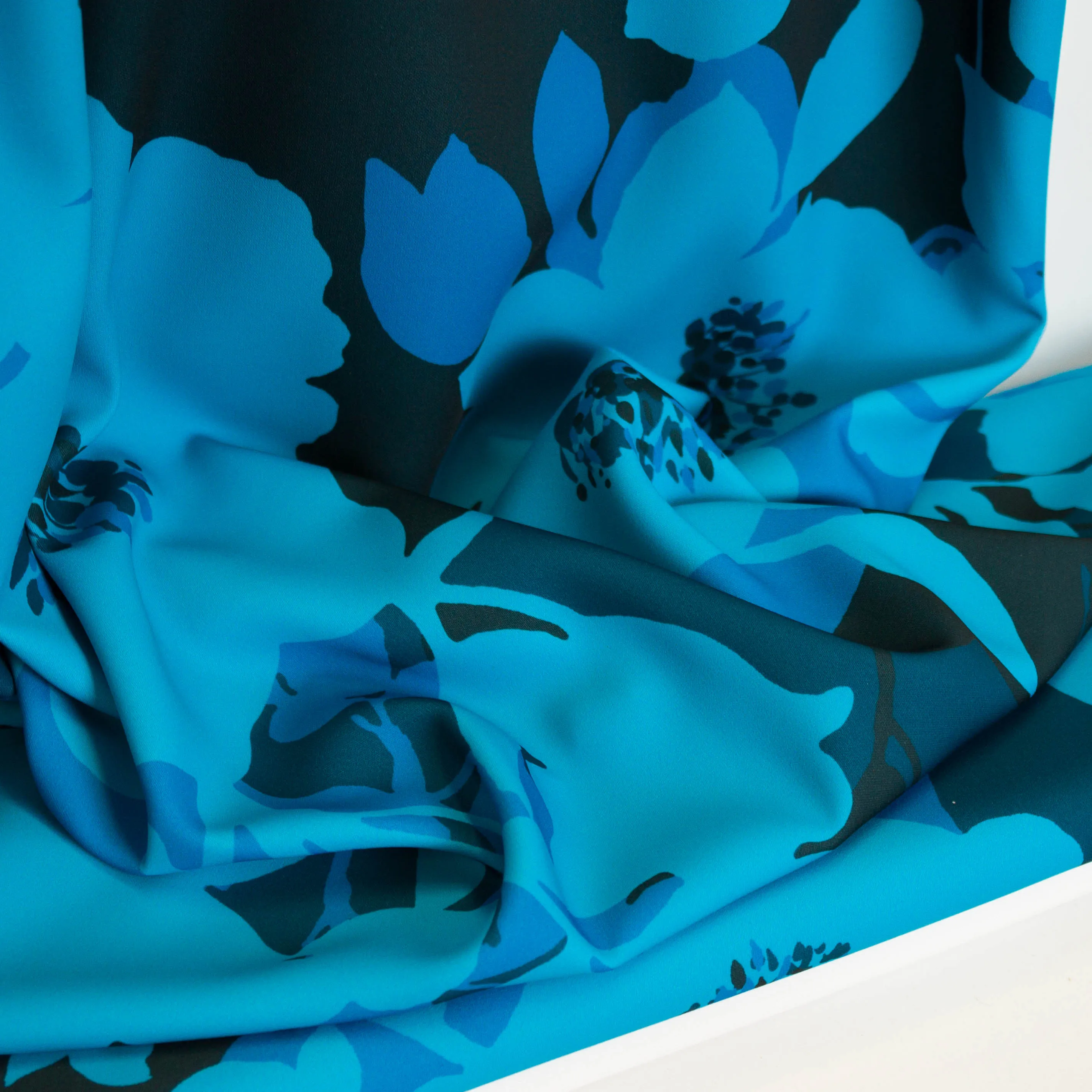 Polyester crêpe blauw met bloemenprint - Lorré
