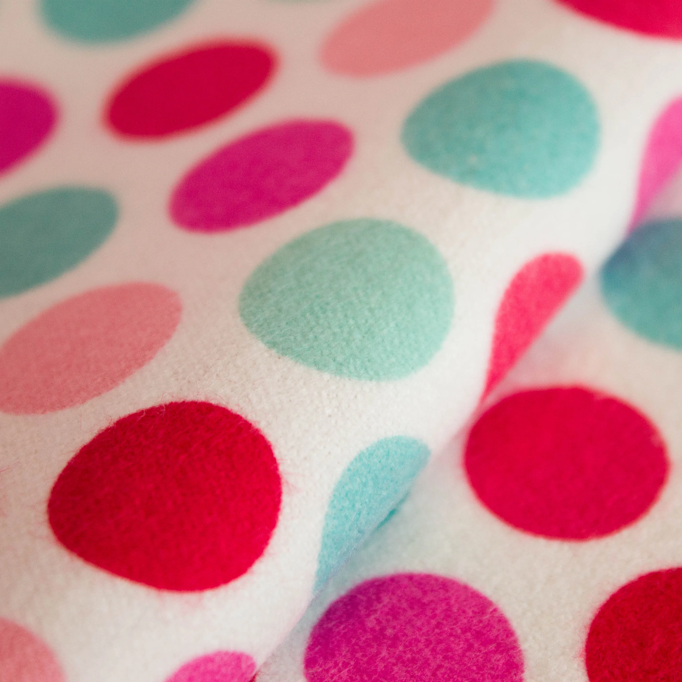 Flanel wit met rode / roze en blauwe cirkels