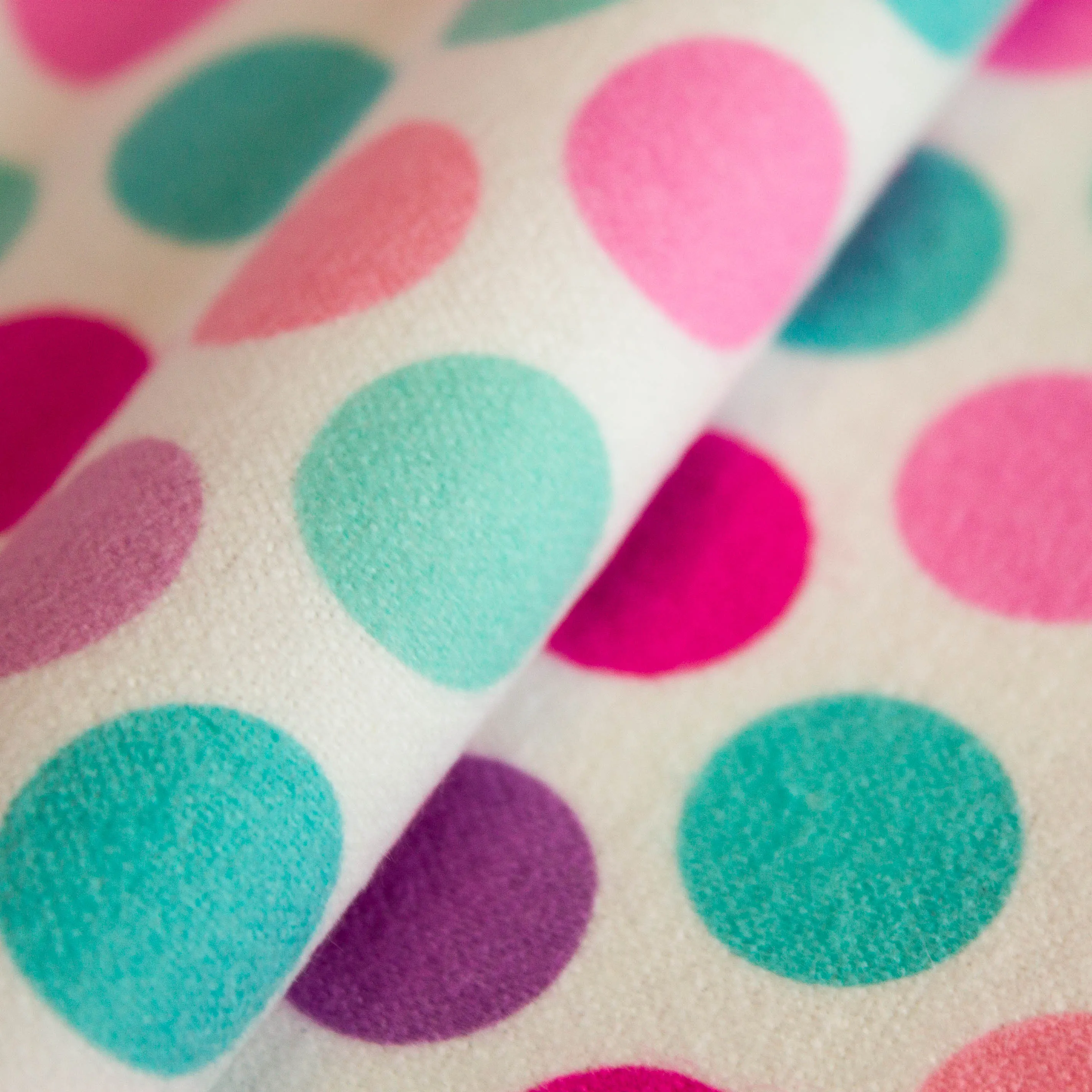 Flanel wit met rode / roze, blauwe en paarse cirkels
