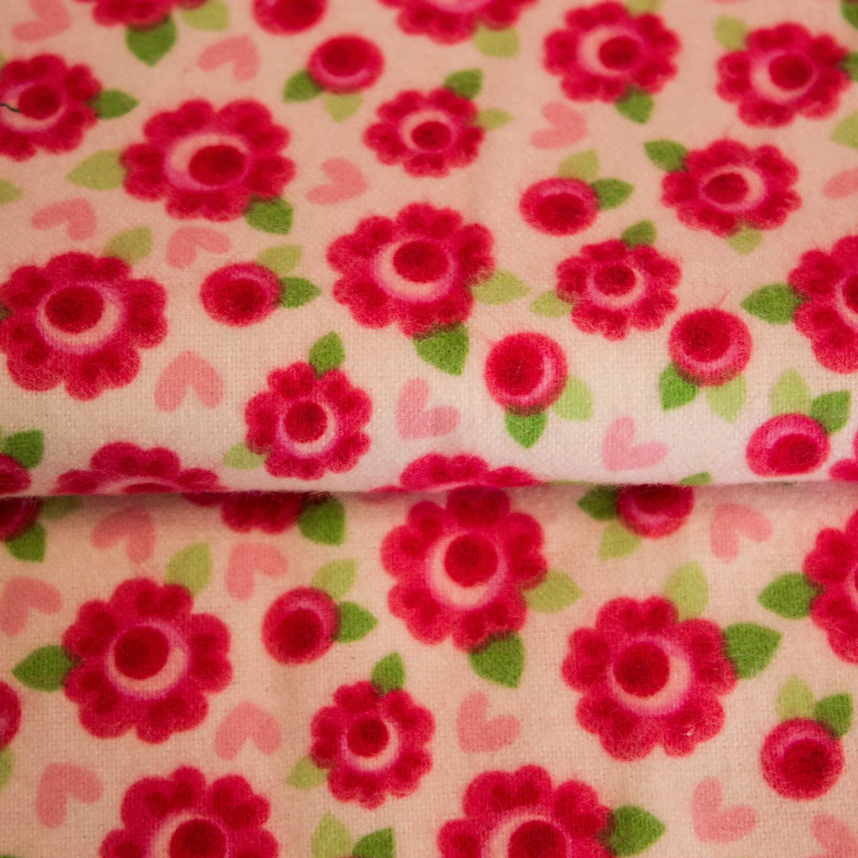 Flanel wit met rode rozen