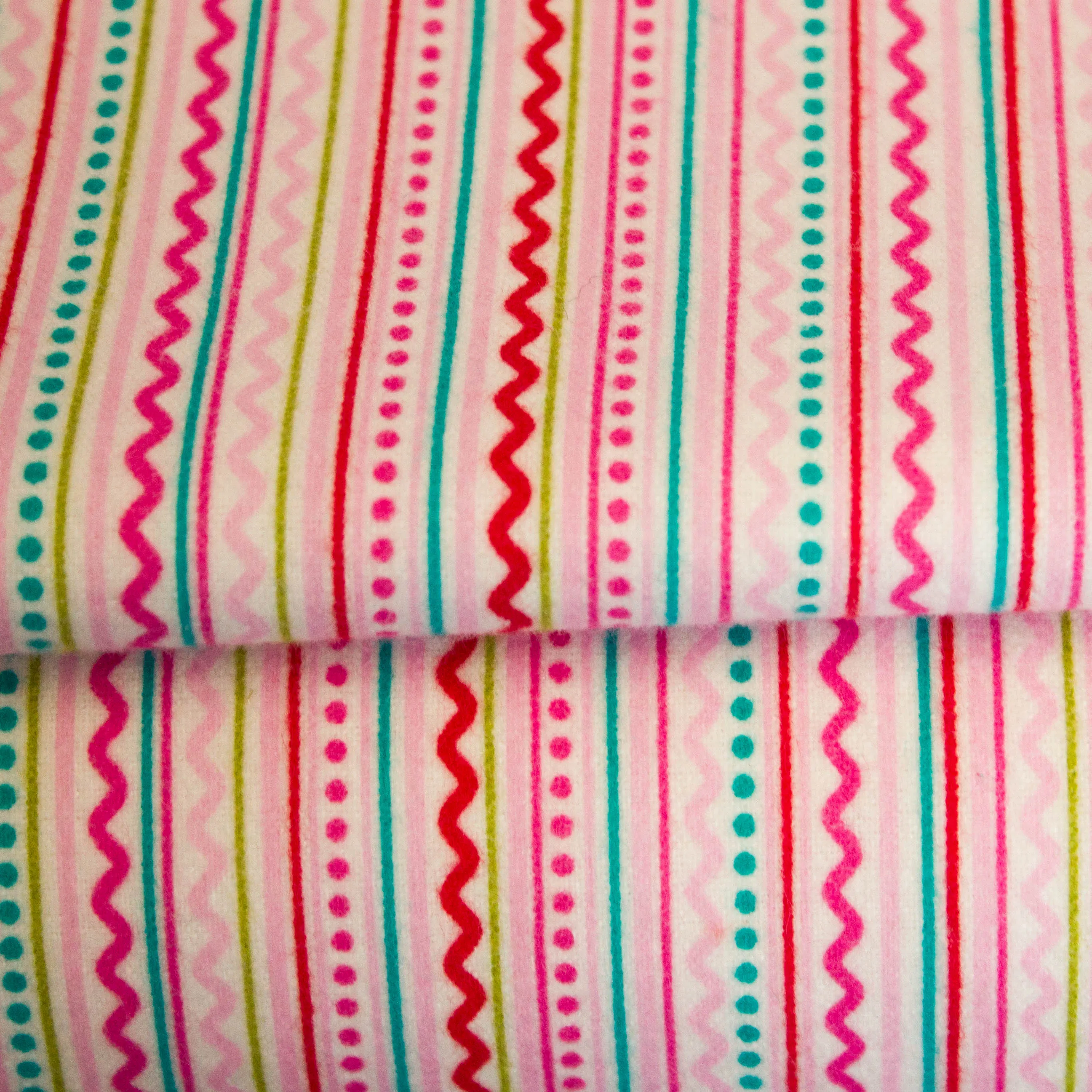 Flanel roze met kleurrijke lijnen