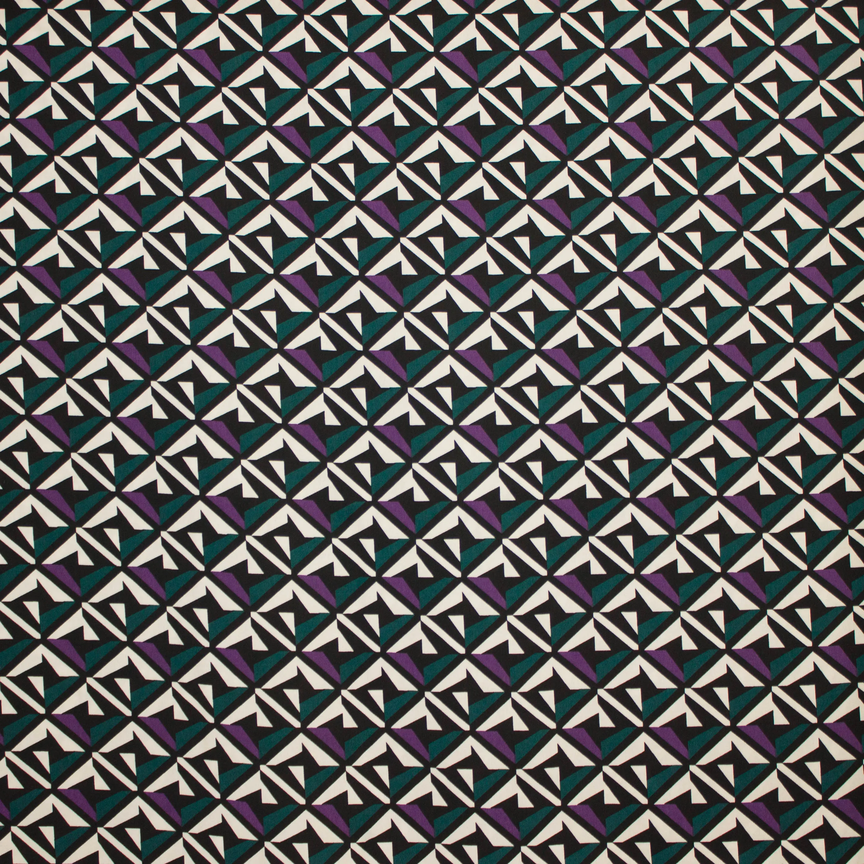 Viscose met paarsgroen geometrisch patroon