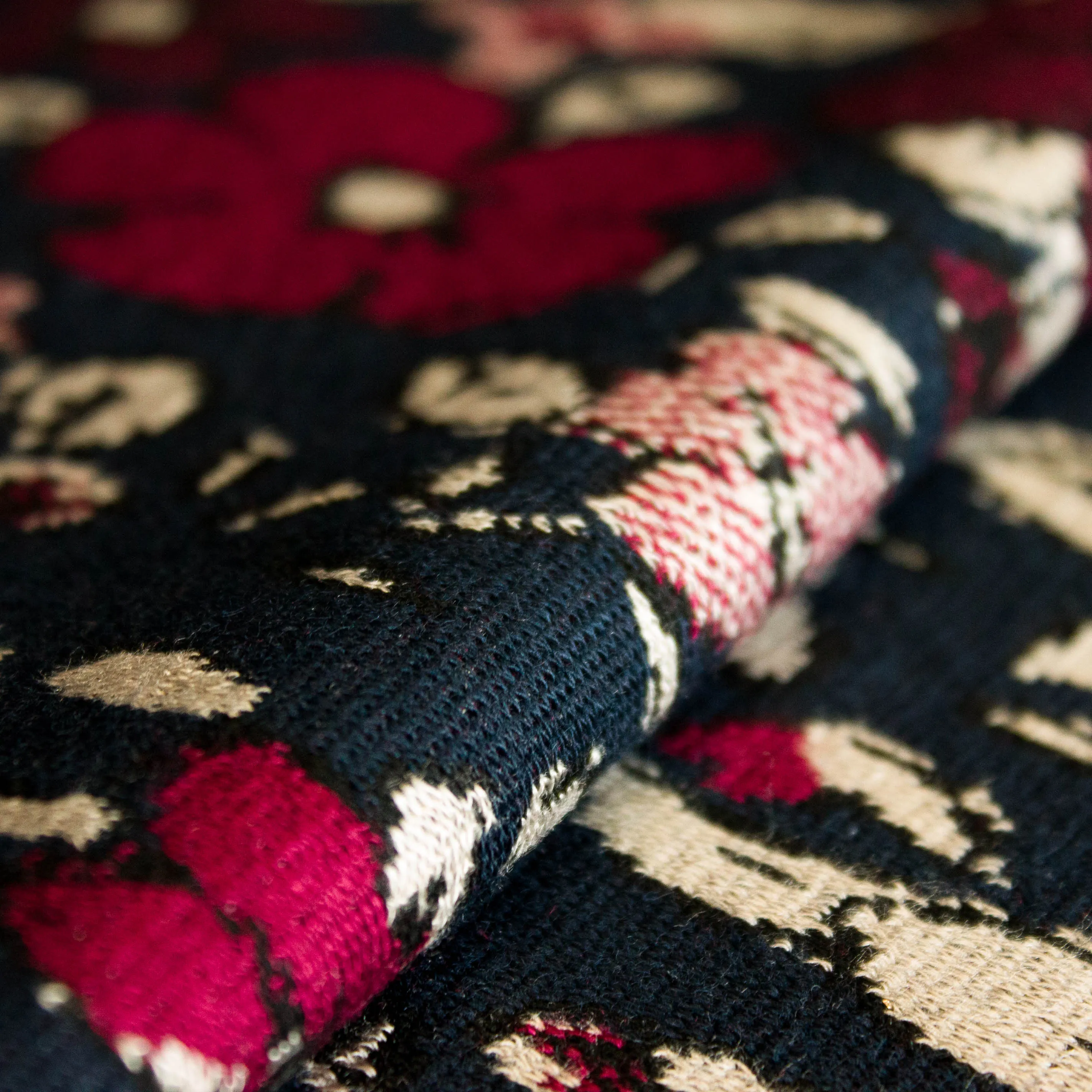Katoen viscose brei donkerblauw met rode bloemen