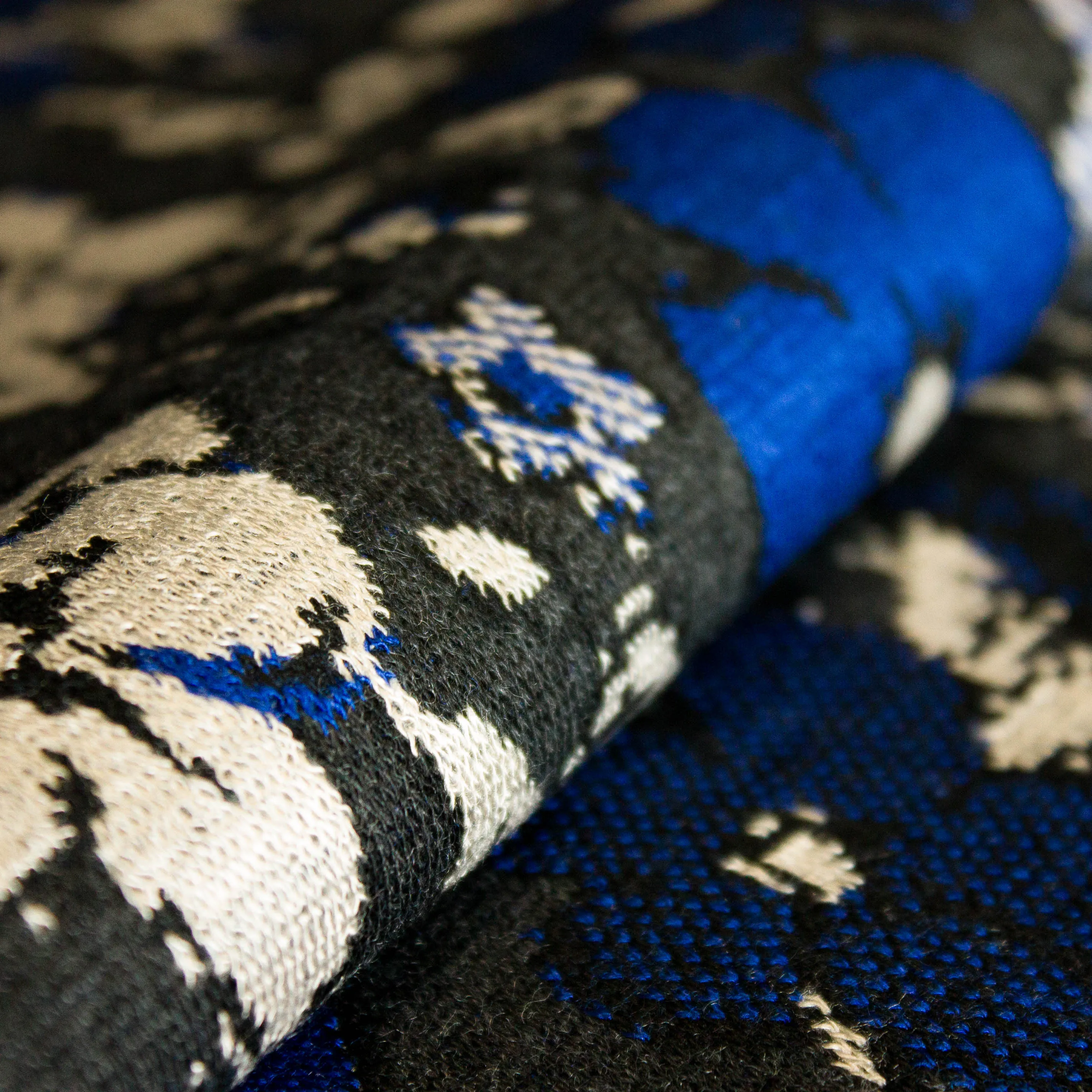 Katoen viscose brei grijs met blauwe bloemen