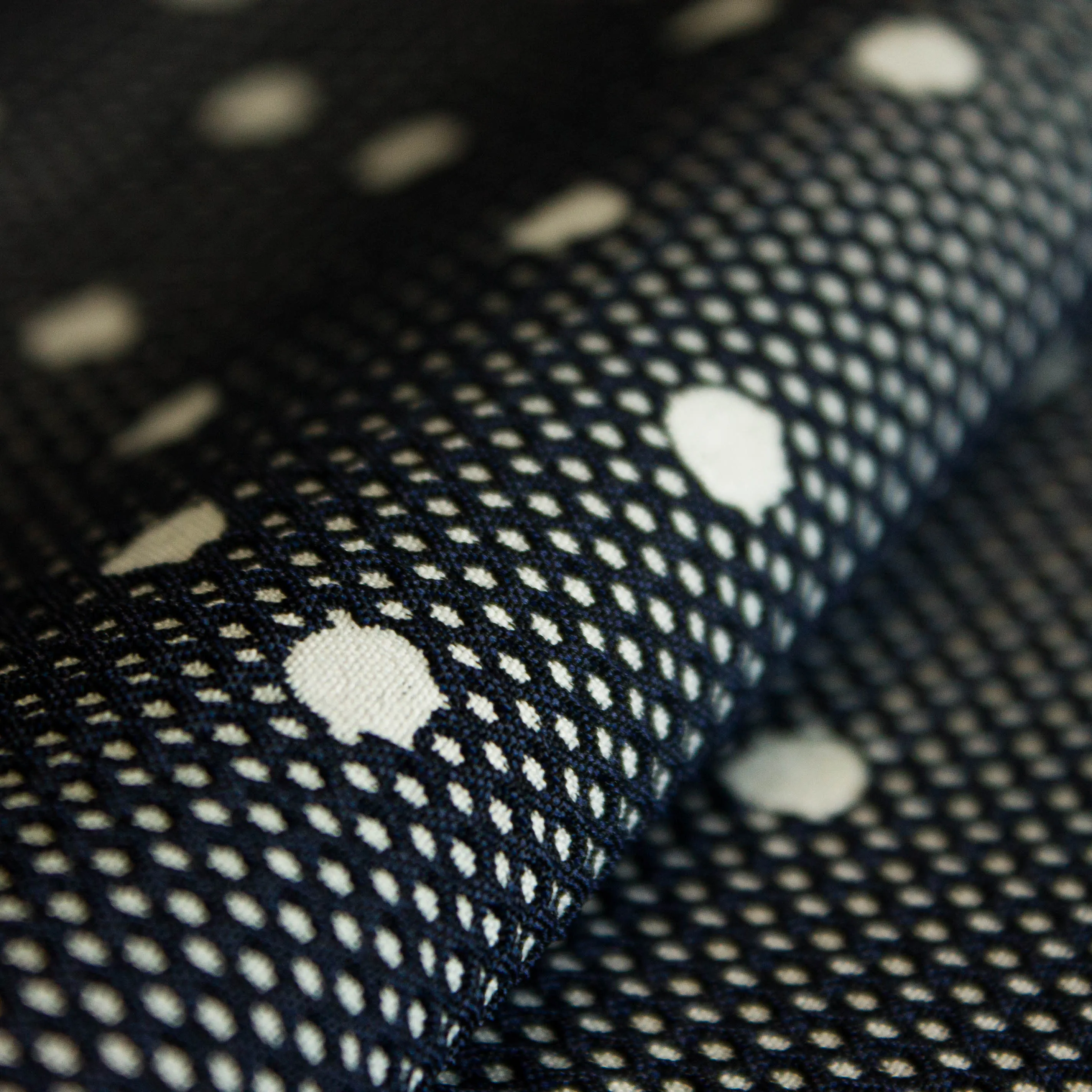 Jacquard polyester donkerblauw / grijs met bollen