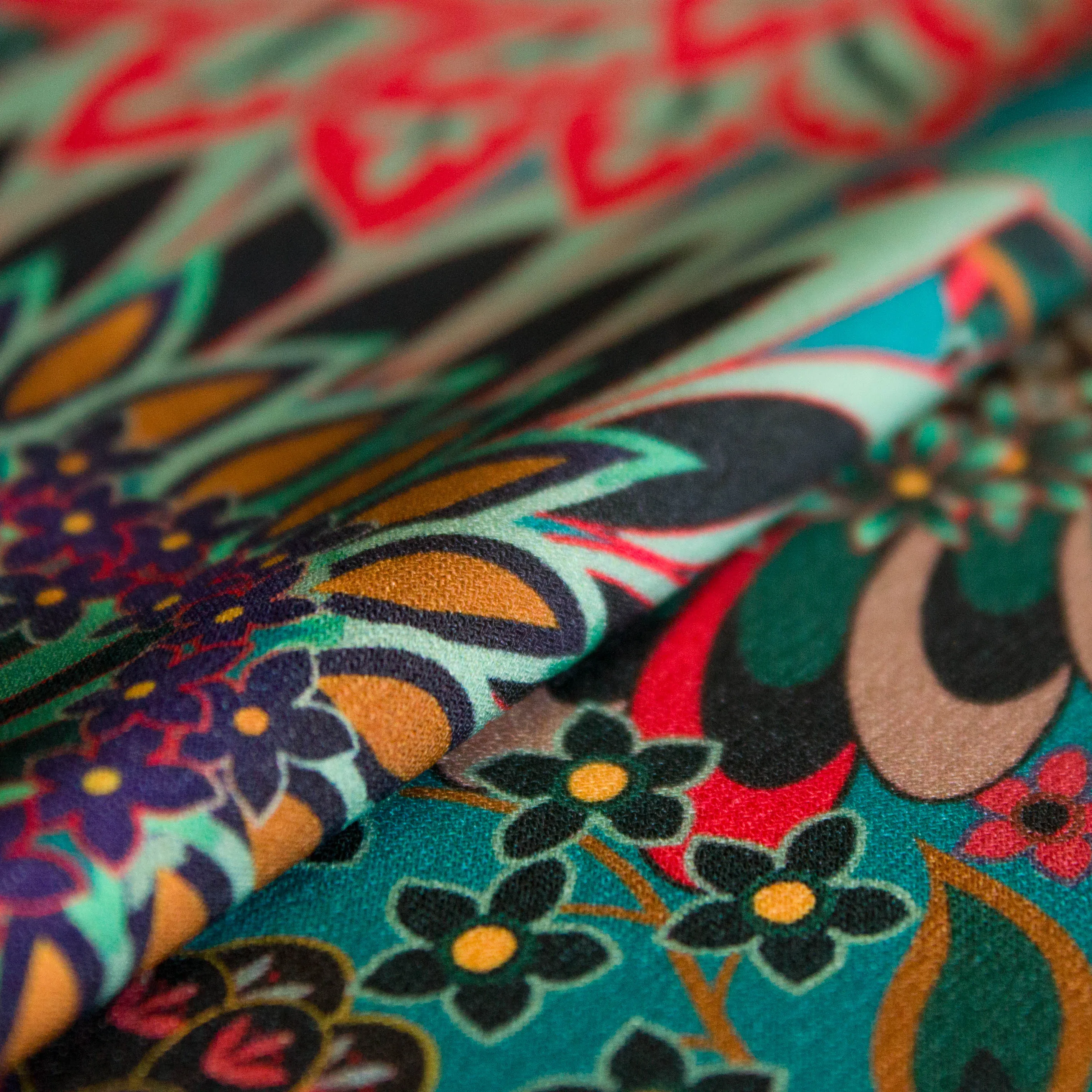 Polyester tricot blauw met multicolor bloemen motief