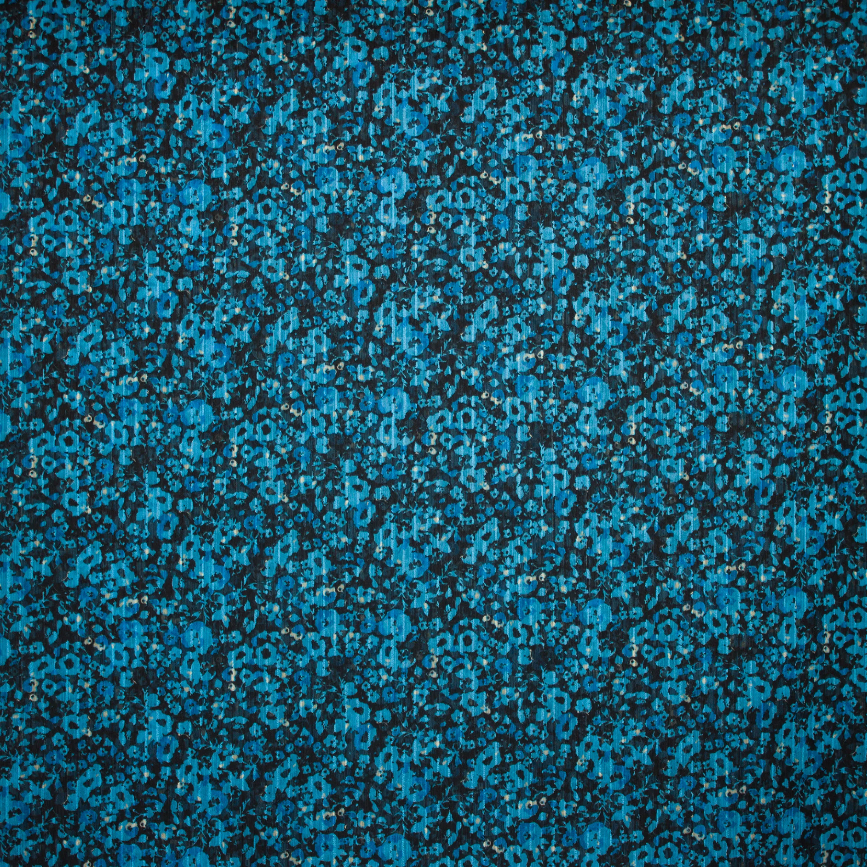 Voile polyester blauw met bloemen
