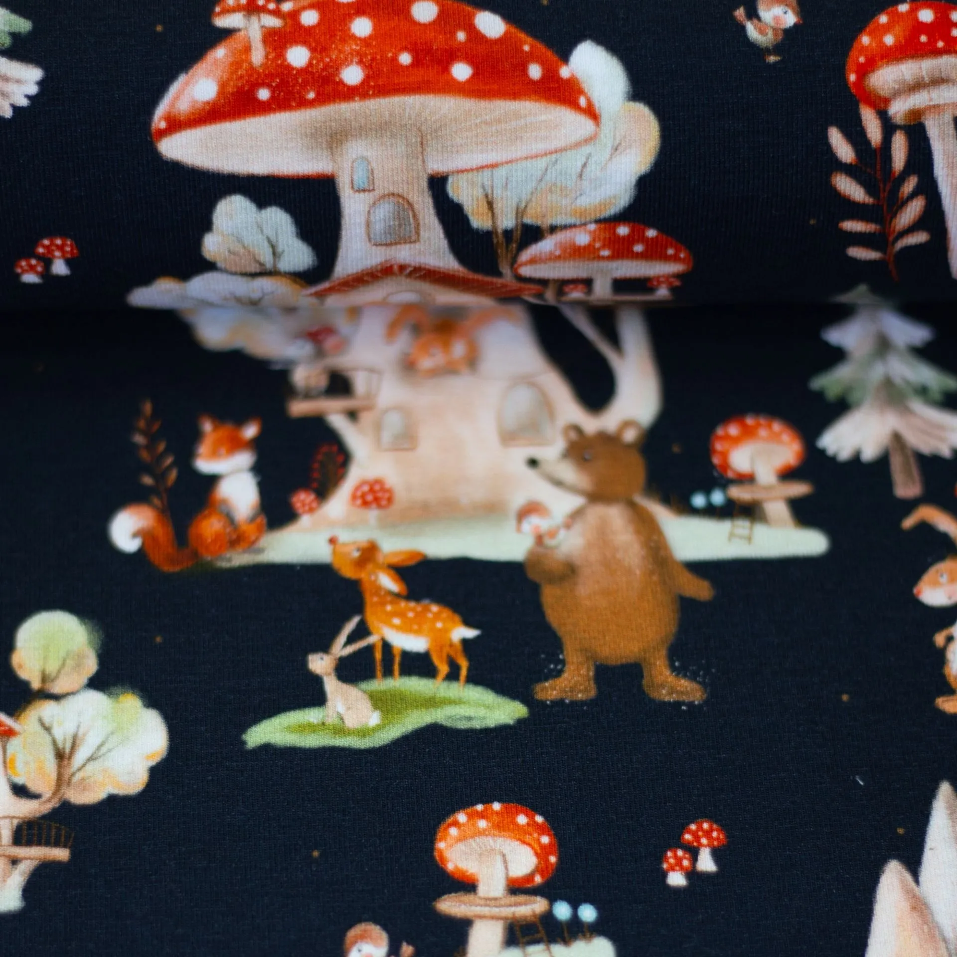 Katoen tricot zwart met paddenstoelen
