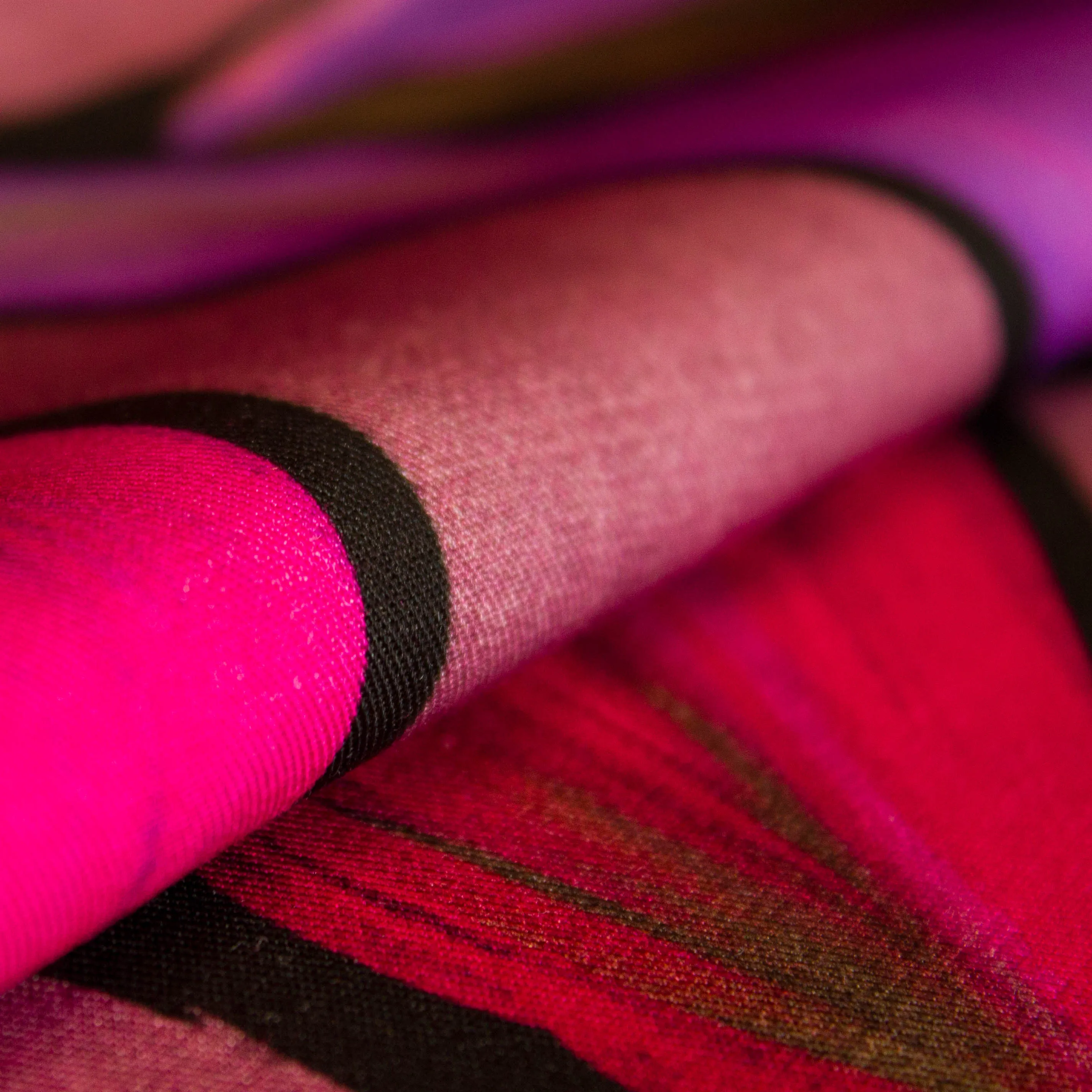 Viscose vuil roze met multicolor bladeren