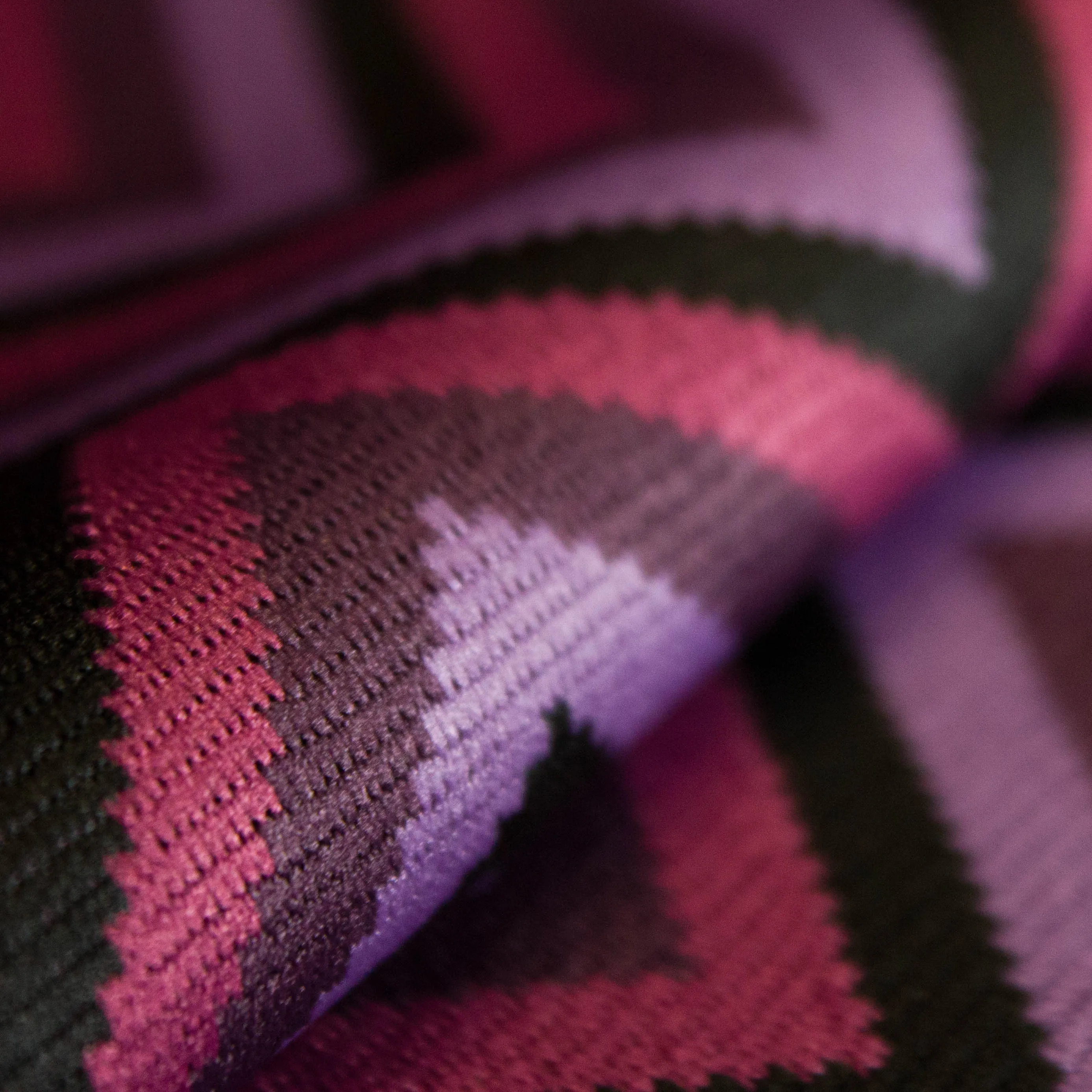 Stretch jacquard paars met zigzag motief