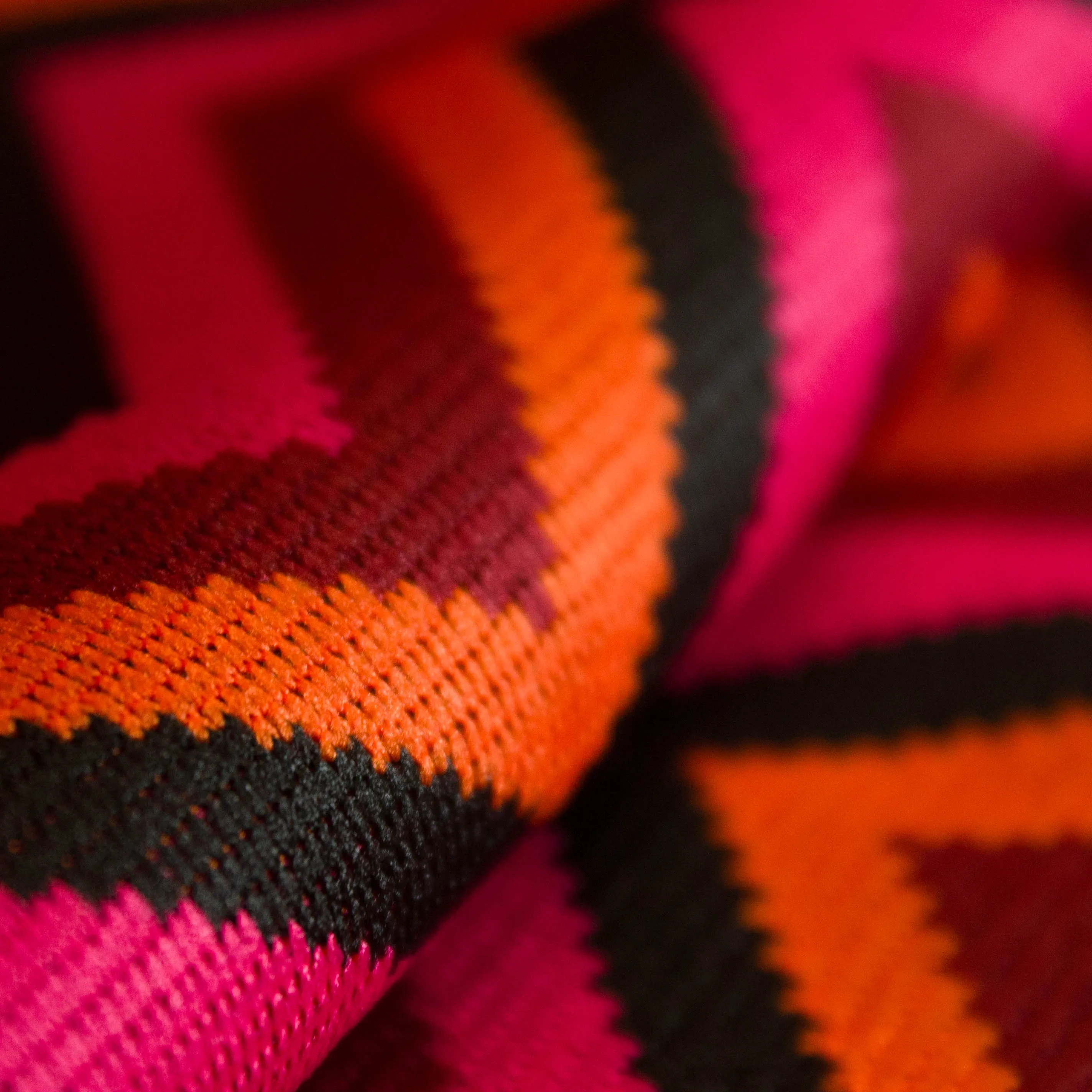 Stretch jacquard oranje / roze met zigzag motief