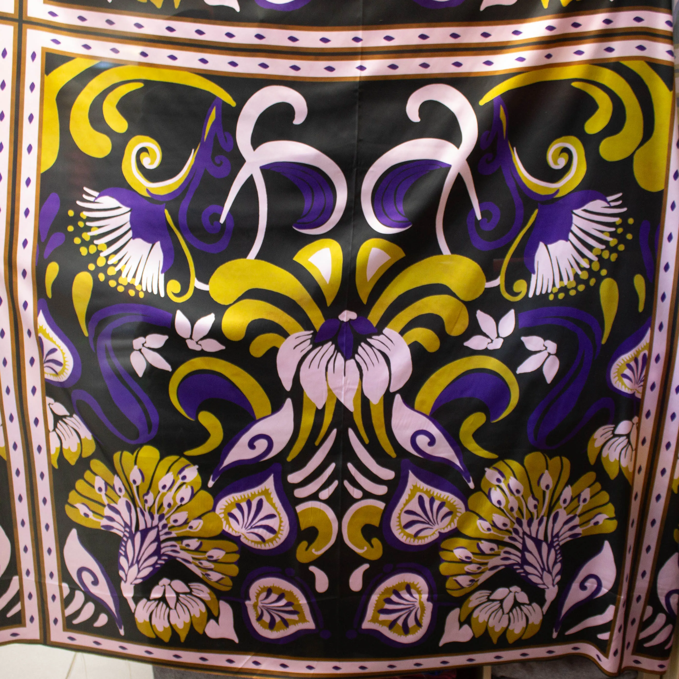 Satijn paneel zwart met abstracte bloemen/bladeren