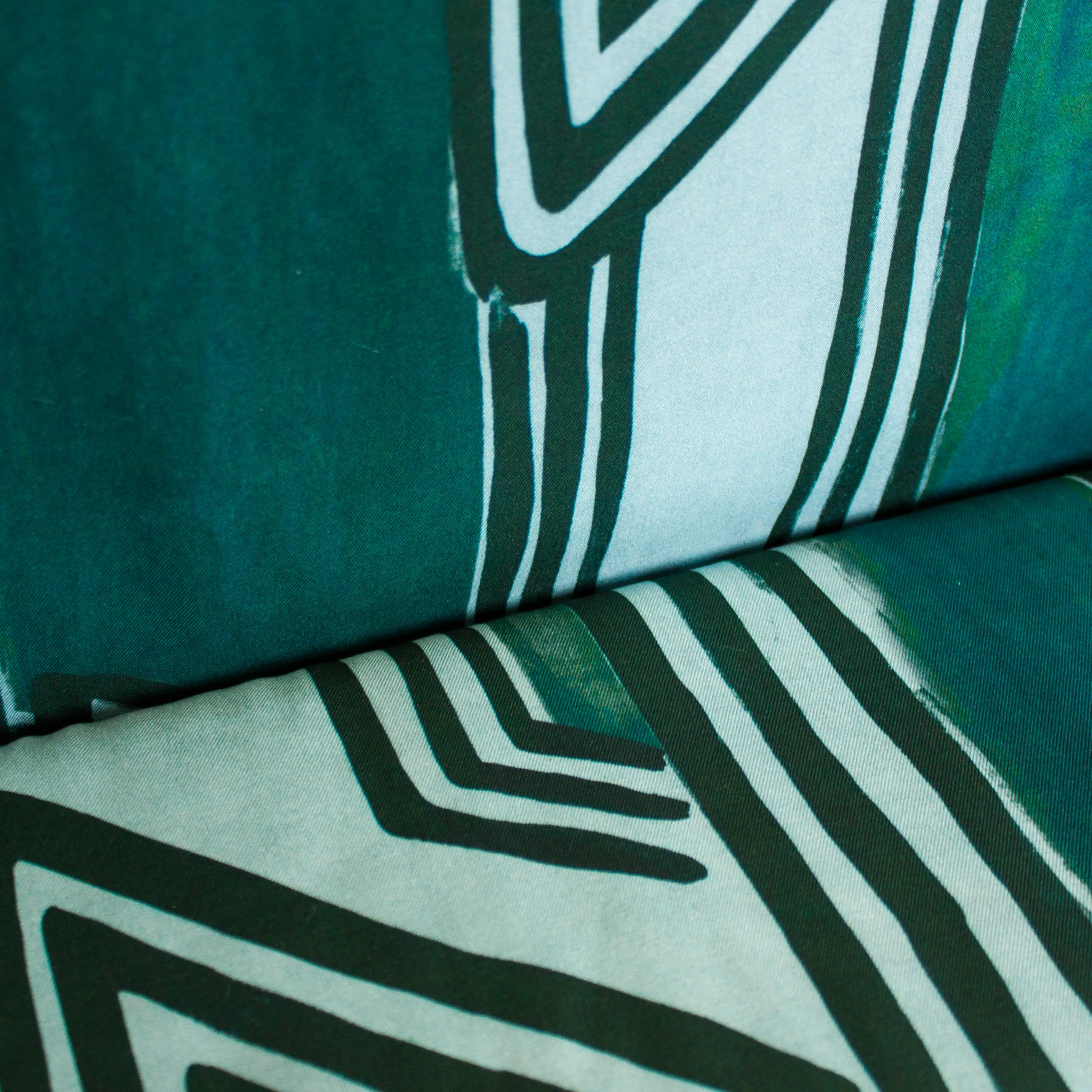 Viscose blauw/groen met abstracte figuren