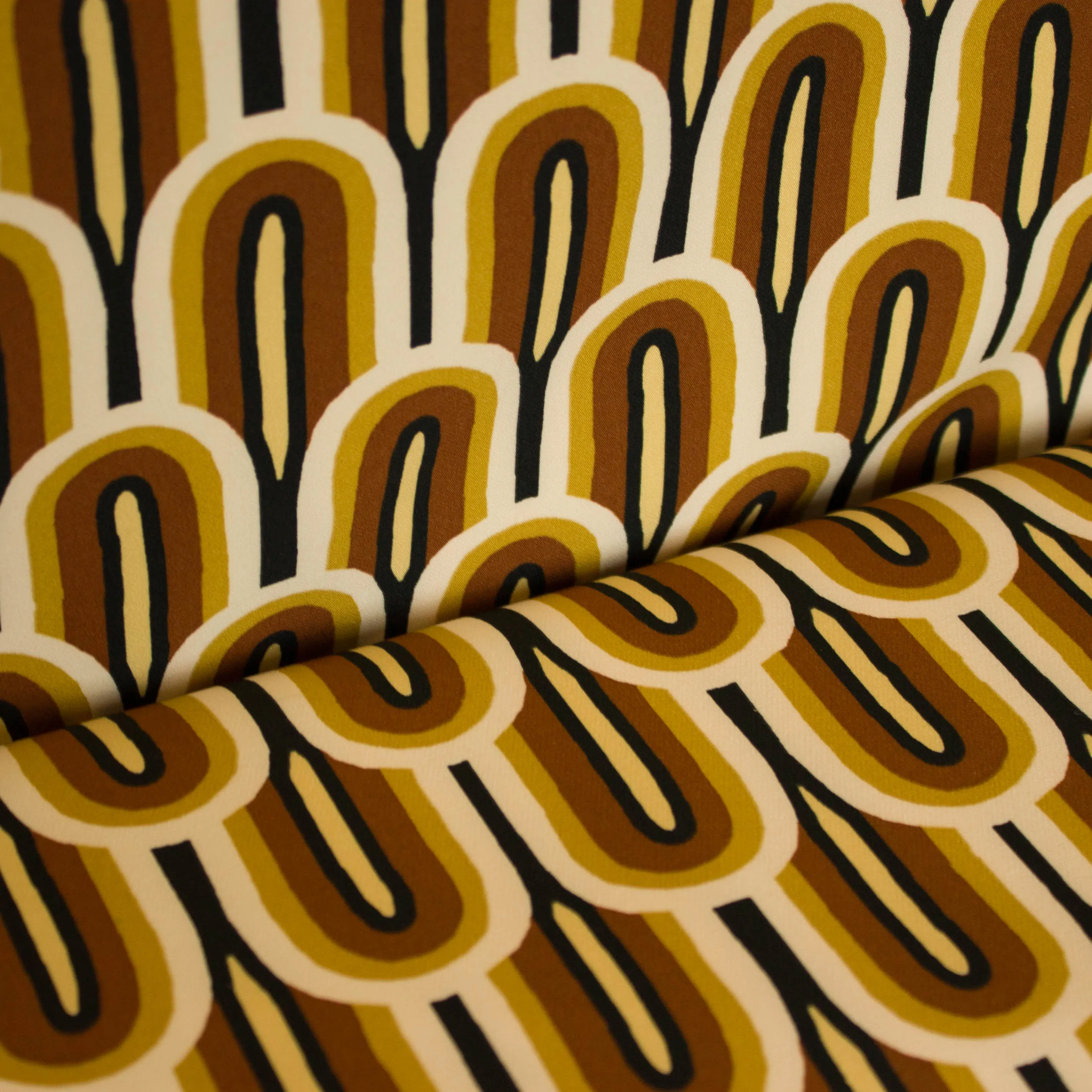 Polyester licht elastisch met geel gekleurd bogenpatroon