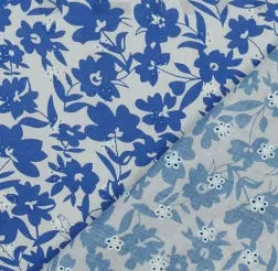 Katoen broderie wit met blauwe bloemetjes