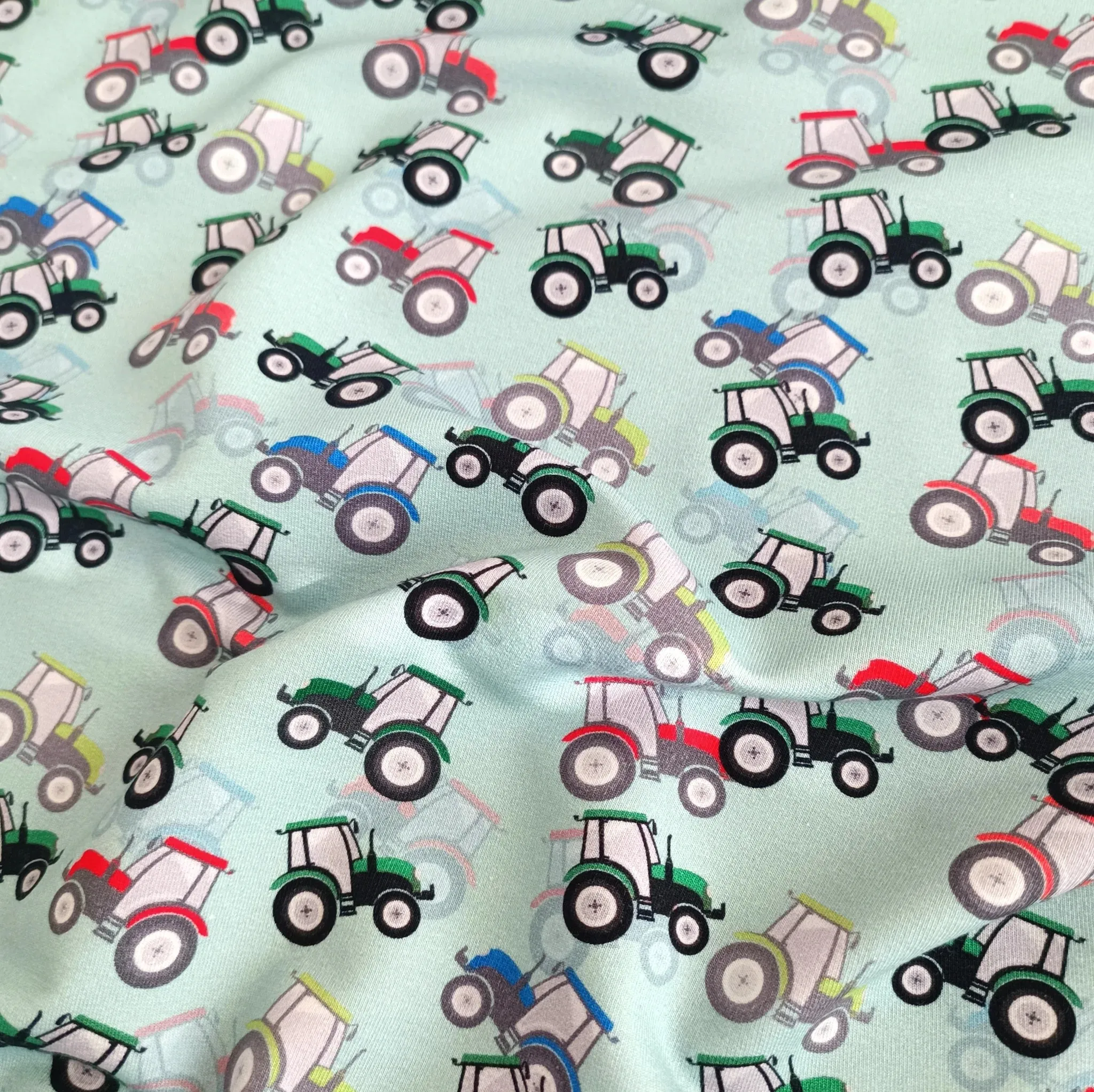 French terry lichtblauw met tractors