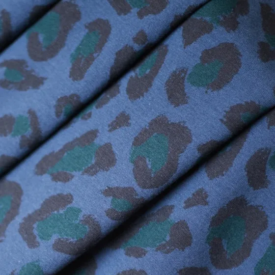 Gebrushte sweaterstof blauw met luipaard print 'Leony' - Atelier Brunette