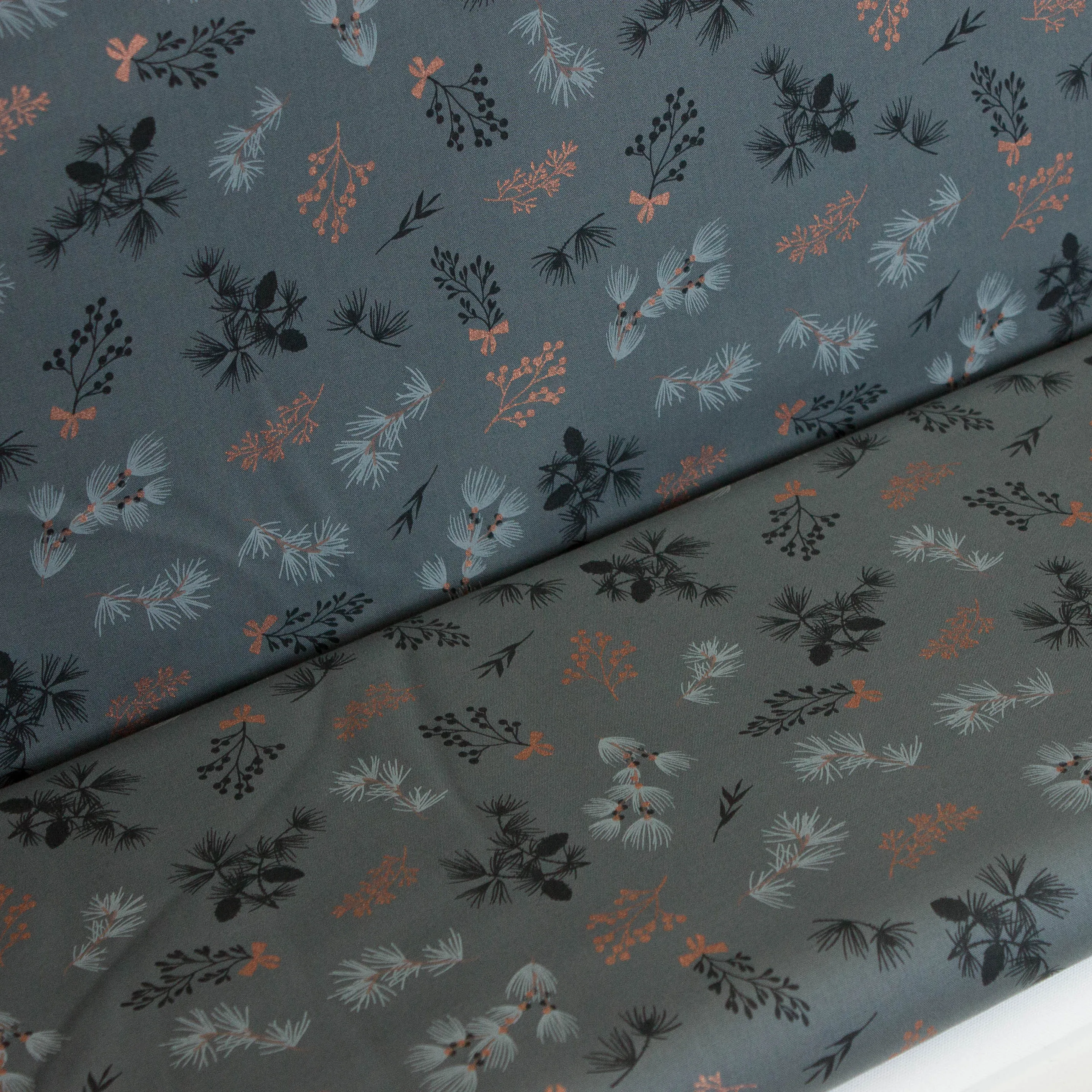 Katoen grijs met kerstbloemen print en folie
