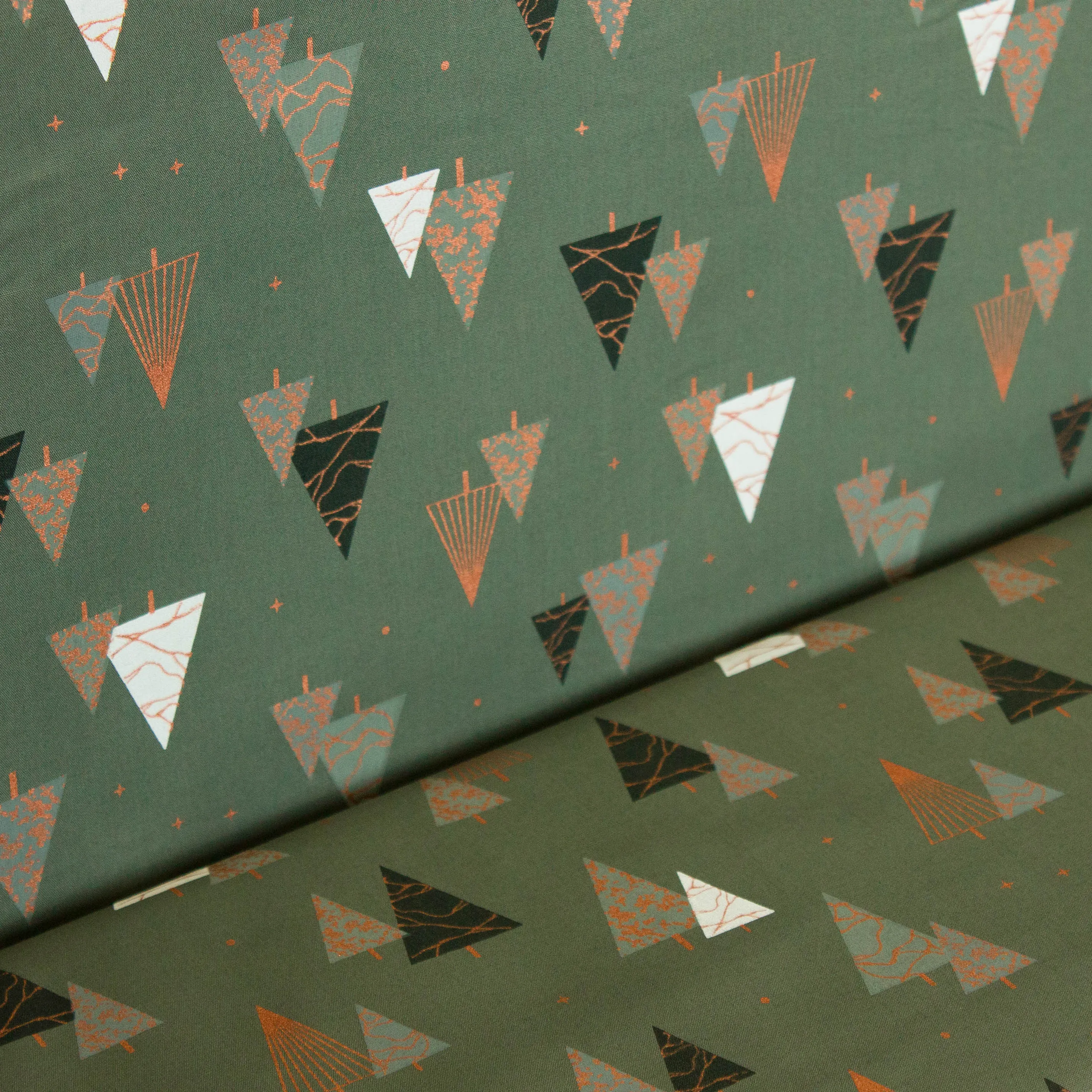 Katoen groen met kerstbomen print en folie