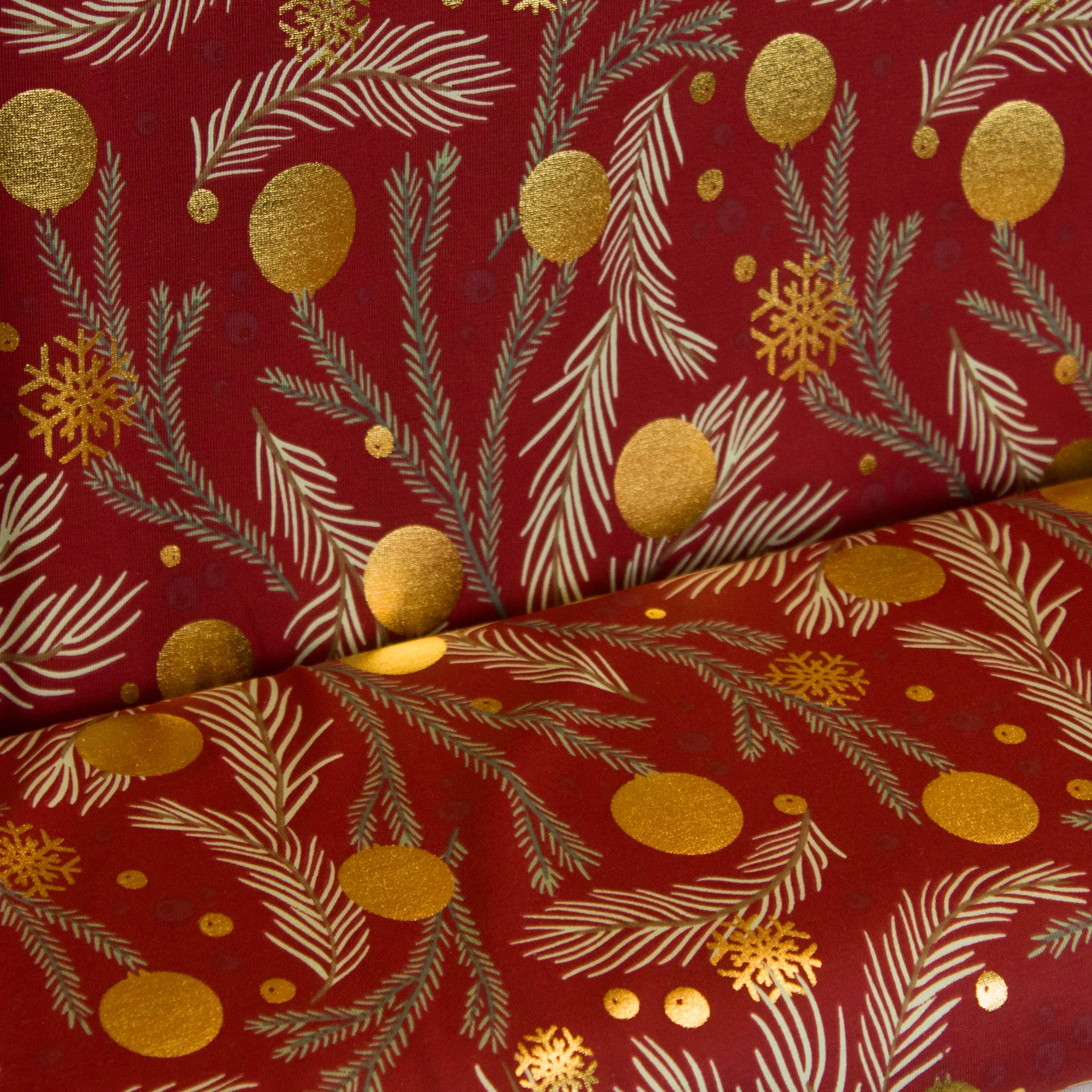 Tricot donkerrood met kerstprint en gouden folie