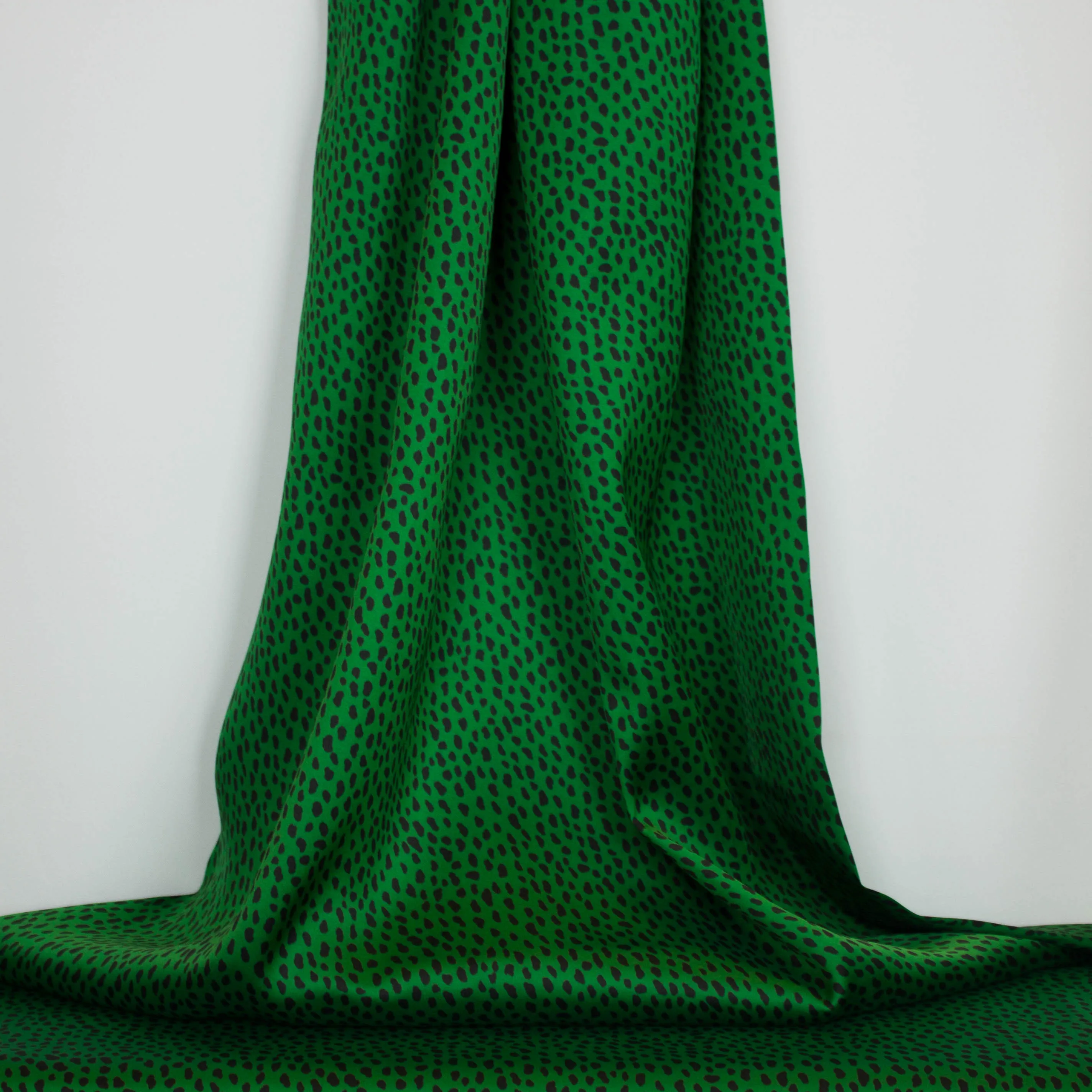 Viscose groen met zwarte stippen