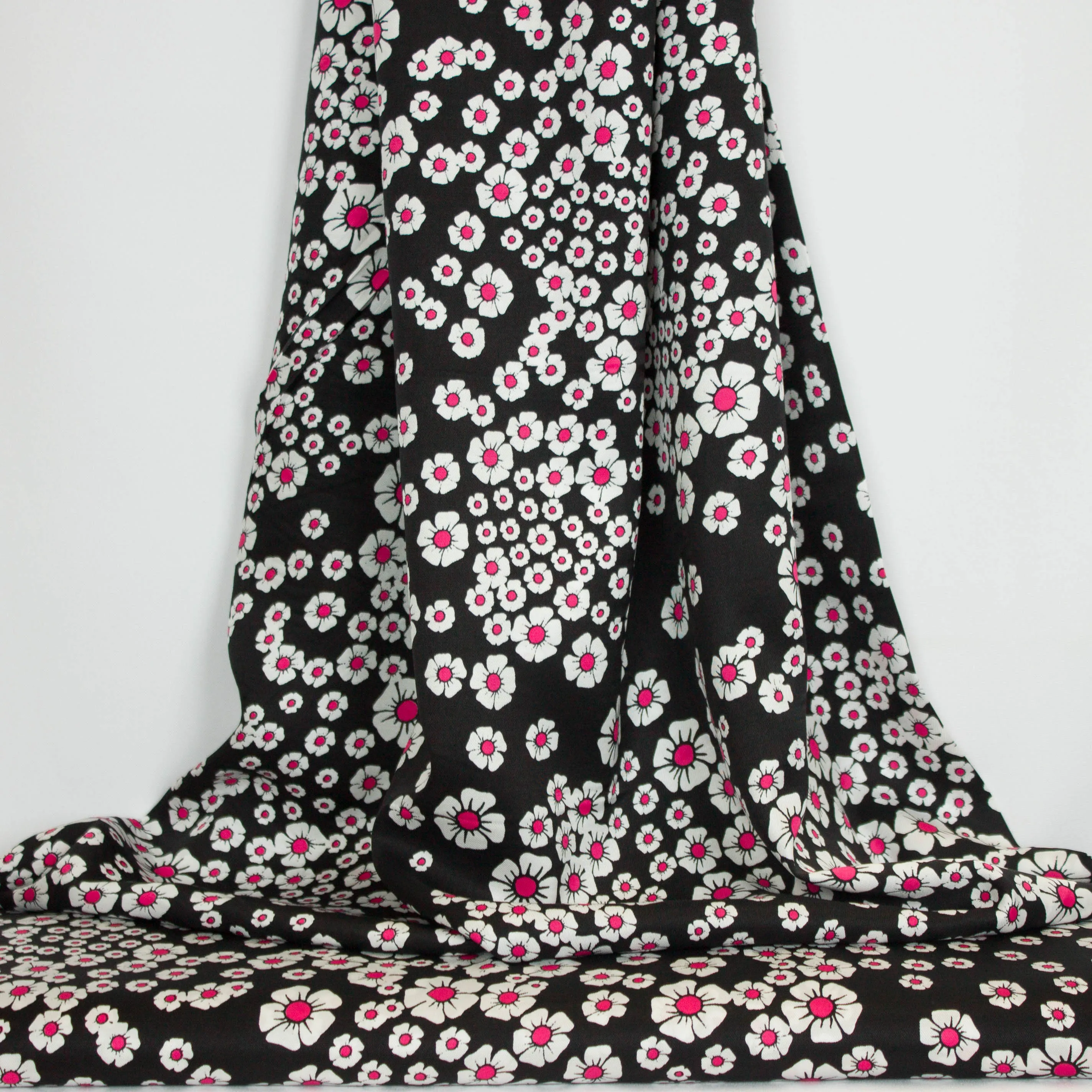 Viscose zwart met wit/roze bloemen