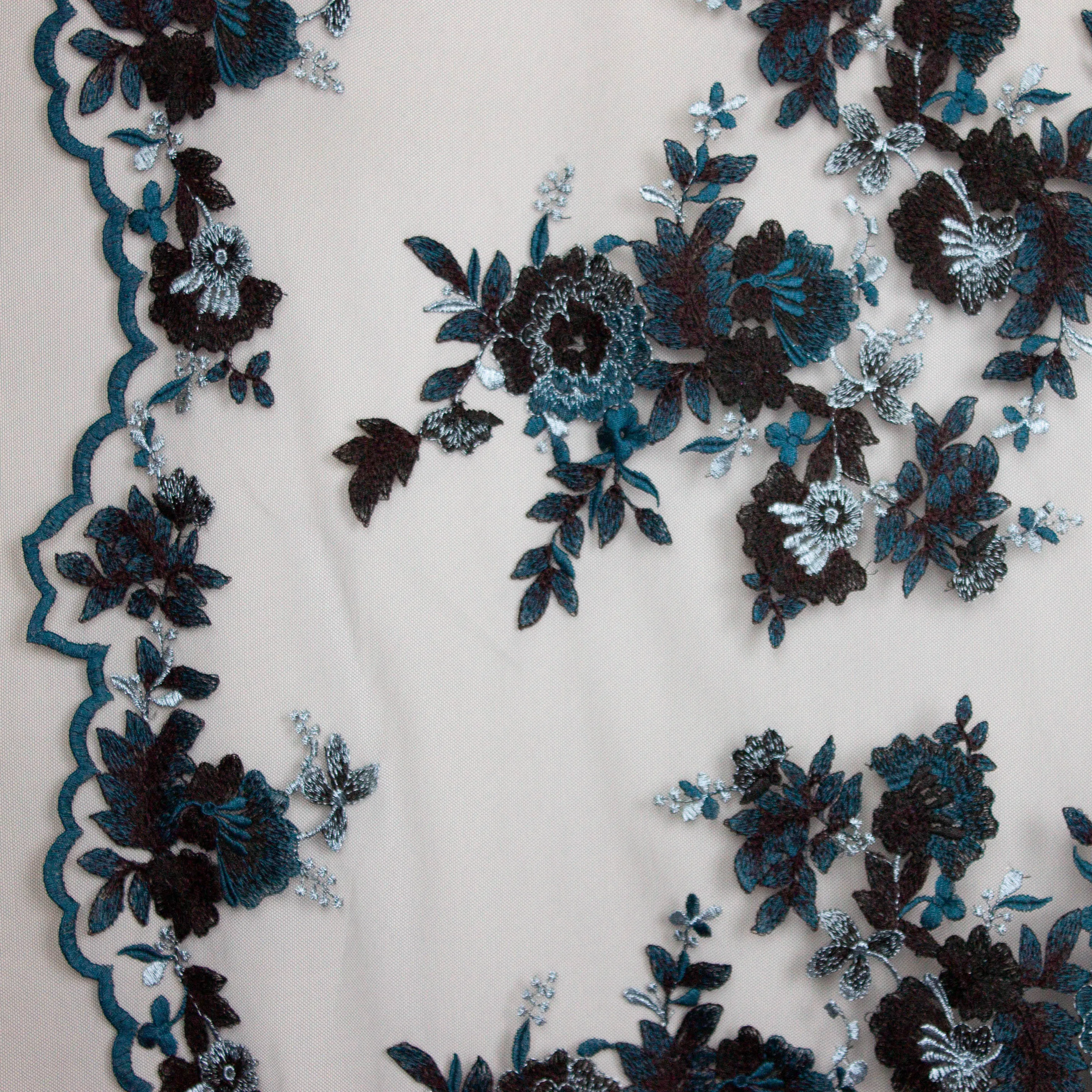 Kant zwart met groenblauwe bloemen - Lorré