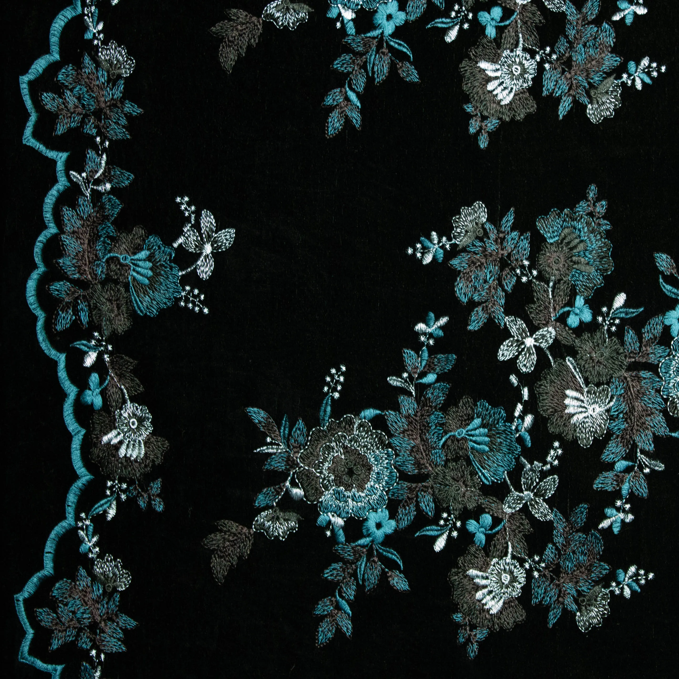 Fluweel geborduurd zwart met groenblauwe bloemen - Lorré