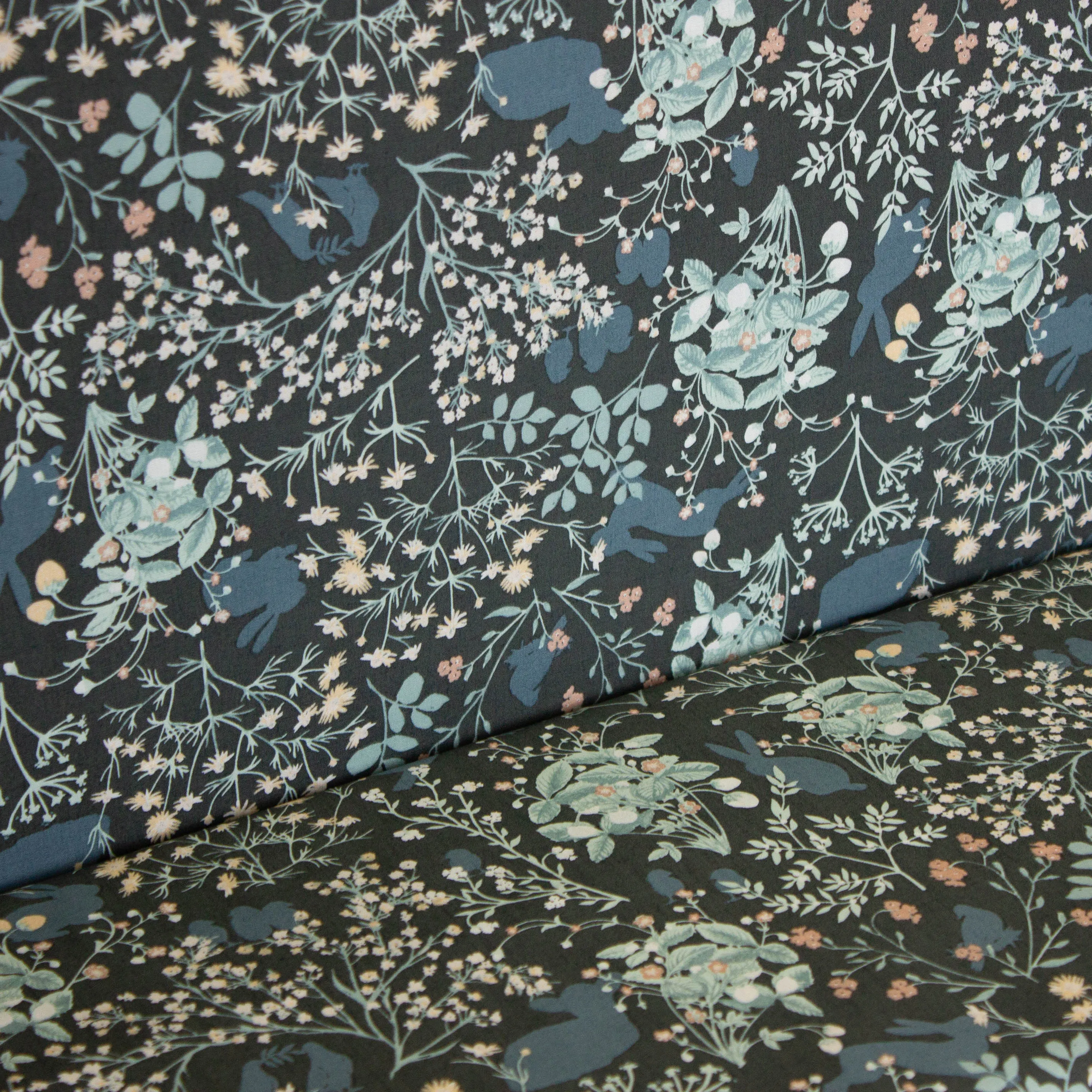 Katoen blauw met bloemen 'Foraging Fauna'