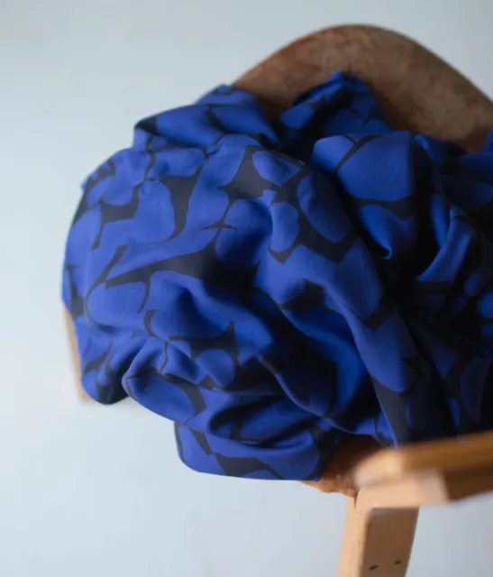 Viscose crêpe 'cobalt blue' met zwart patroon- Mind The Maker
