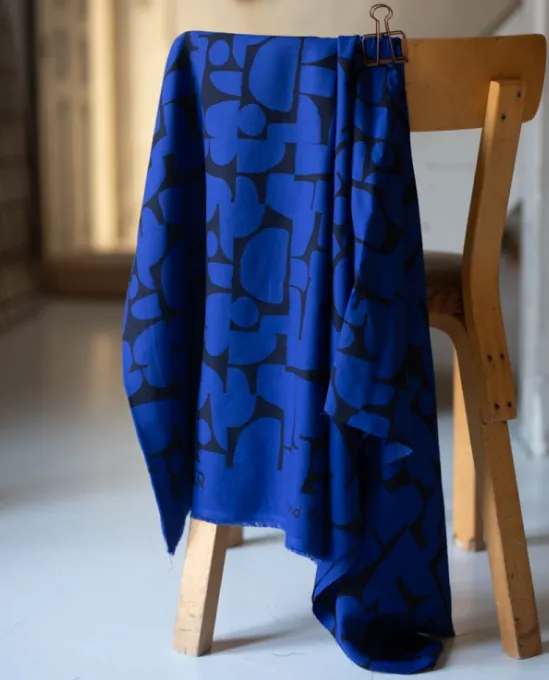 Viscose crêpe 'cobalt blue' met zwart patroon- Mind The Maker