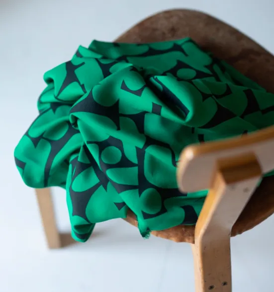 Viscose crêpe 'Jolly Green' met zwart patroon  - Mind The Maker