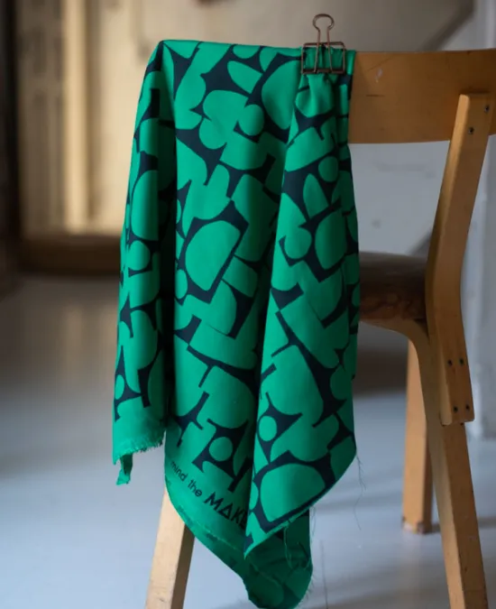 Viscose crêpe 'Jolly Green' met zwart patroon  - Mind The Maker