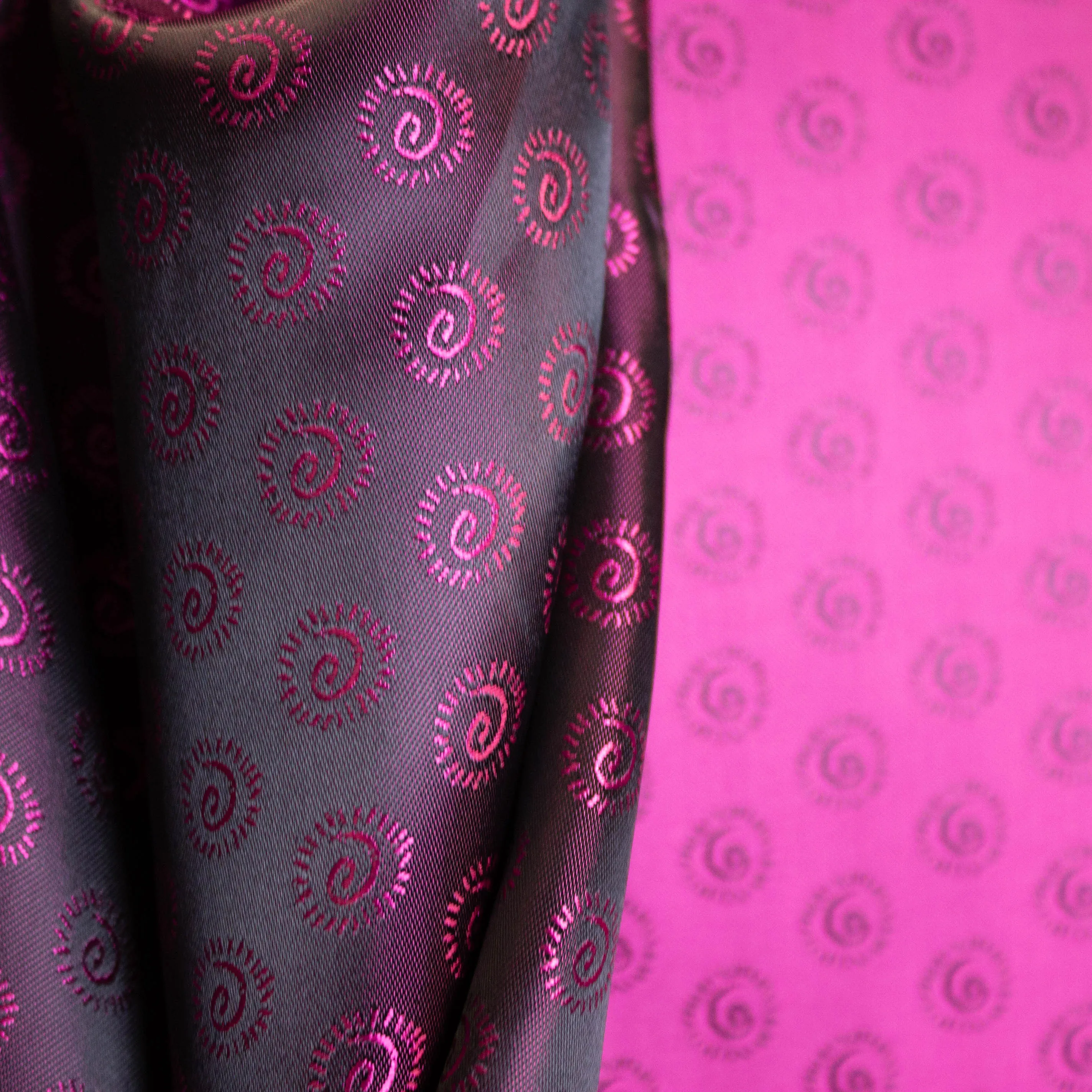 Fantasievoering double face fuchsia met cirkelvormig motief