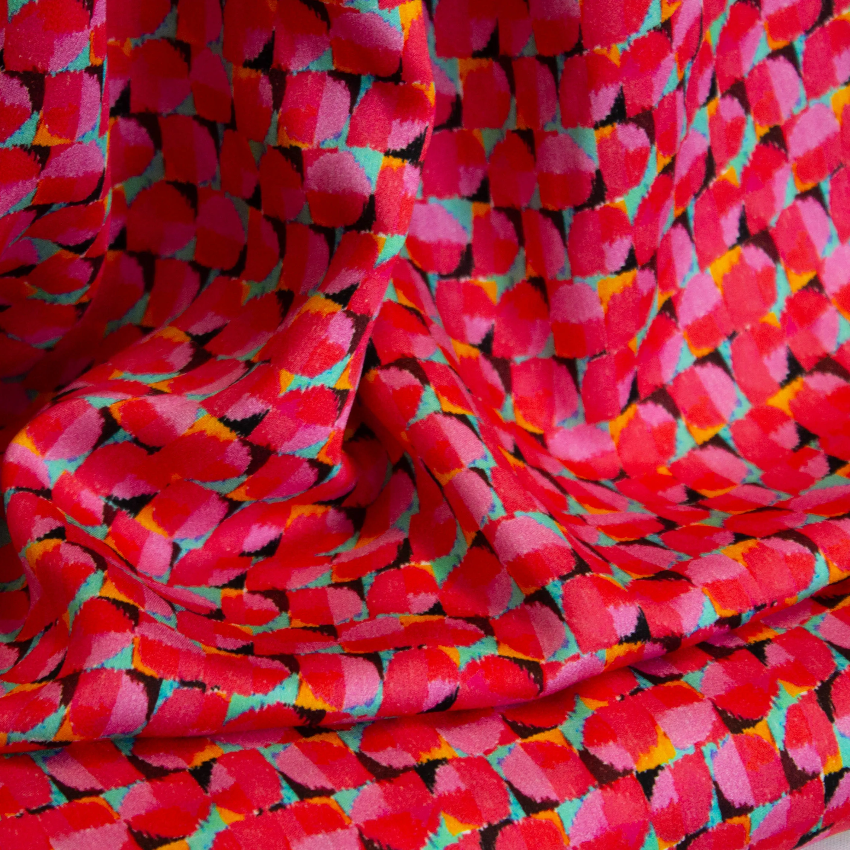 Viscose met rood en roze abstracte print