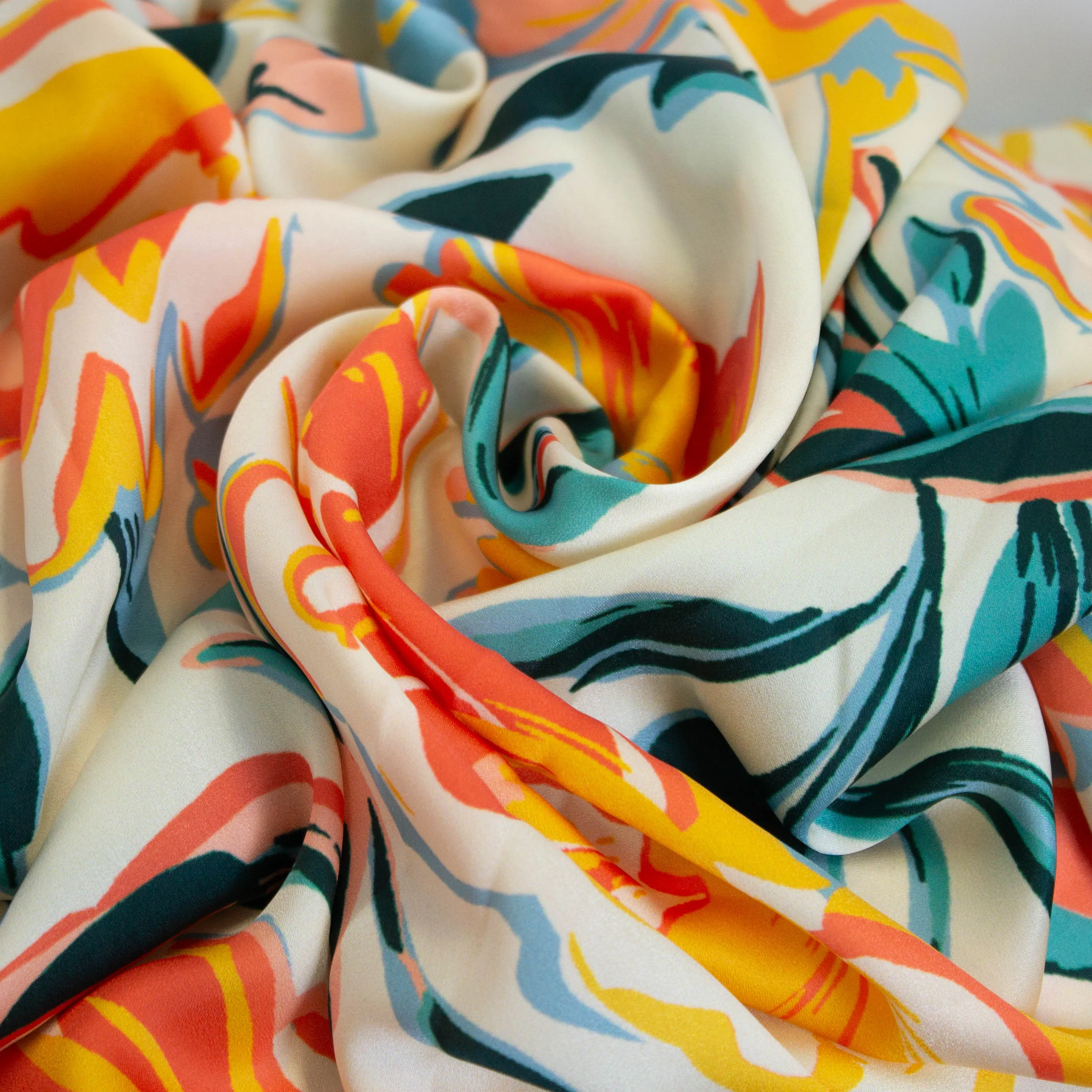 Polyester gesatineerd lichtbeige met bloemen - Knipmode