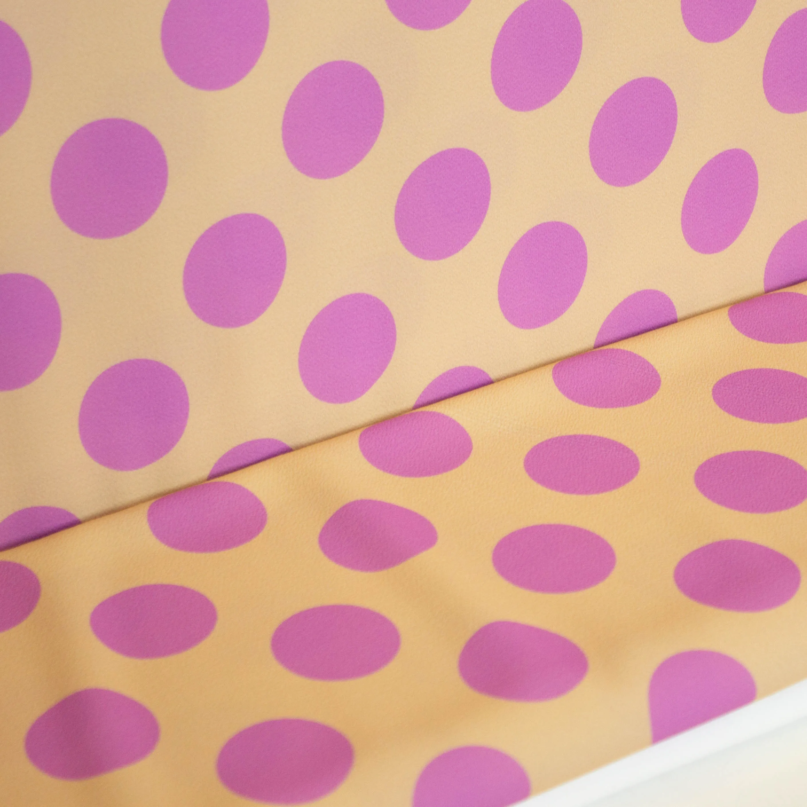 Polyester crêpe beige met paarse bollen