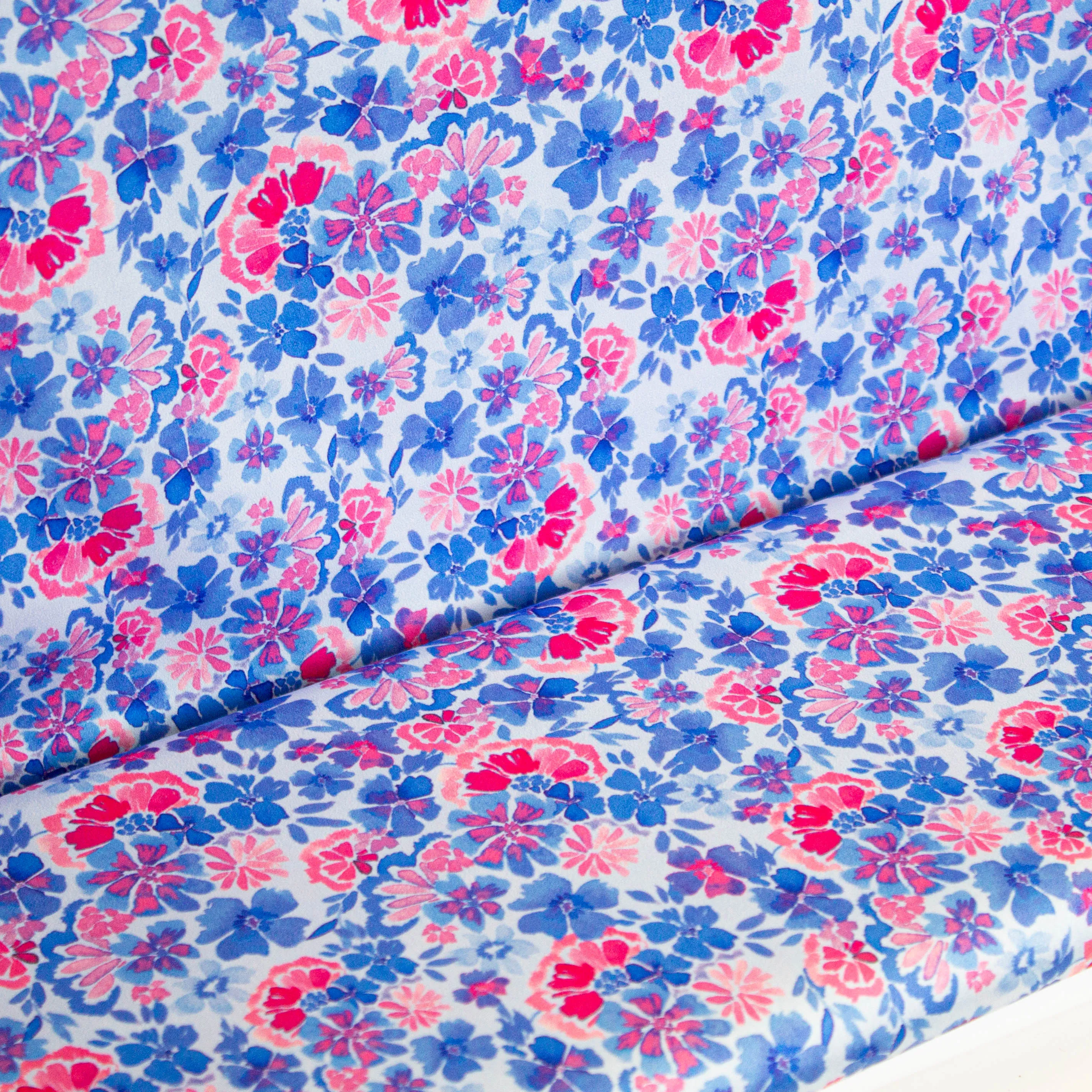 Satijn polyester met blauwe en roze bloemen