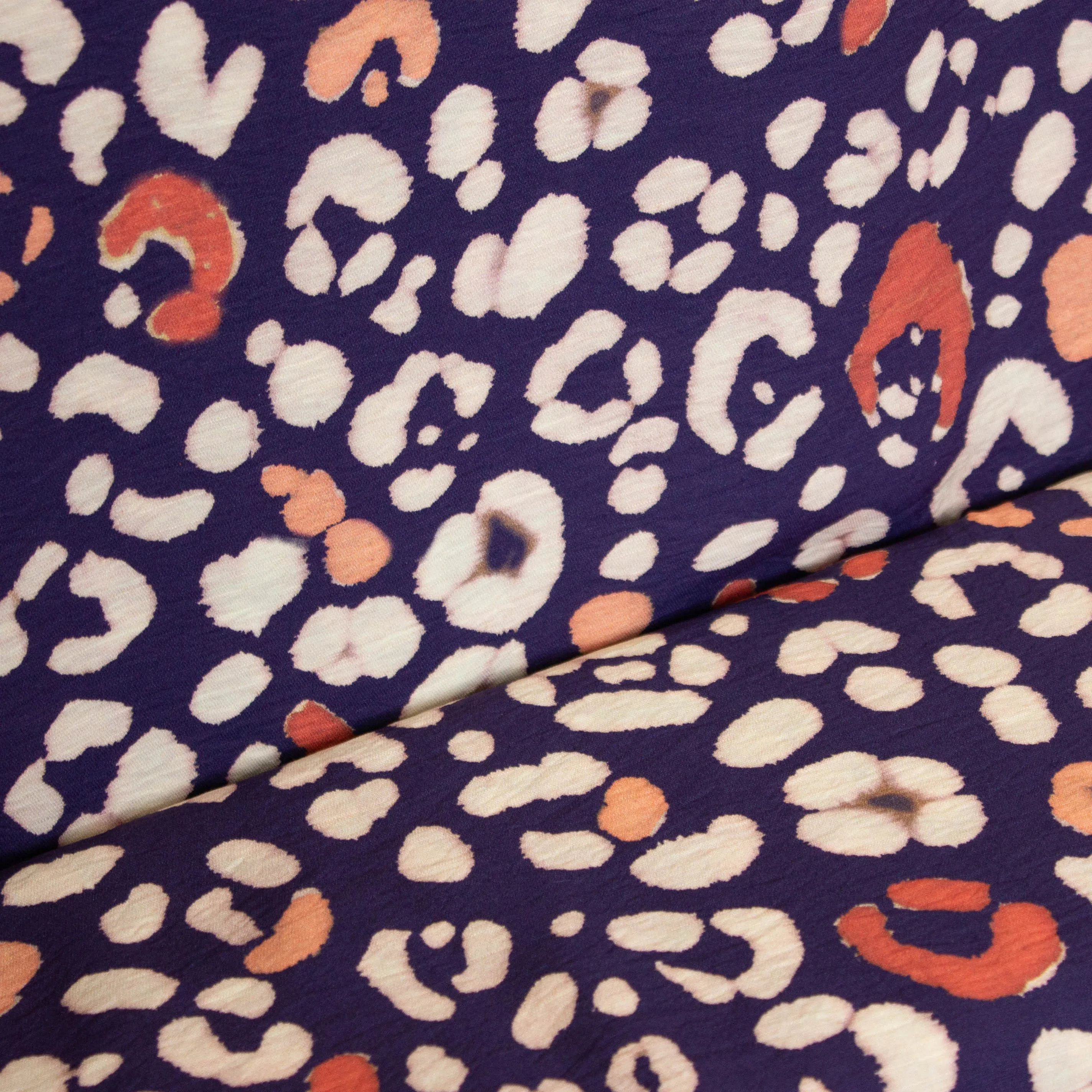 Viscose linnenlook paars met luipaard print